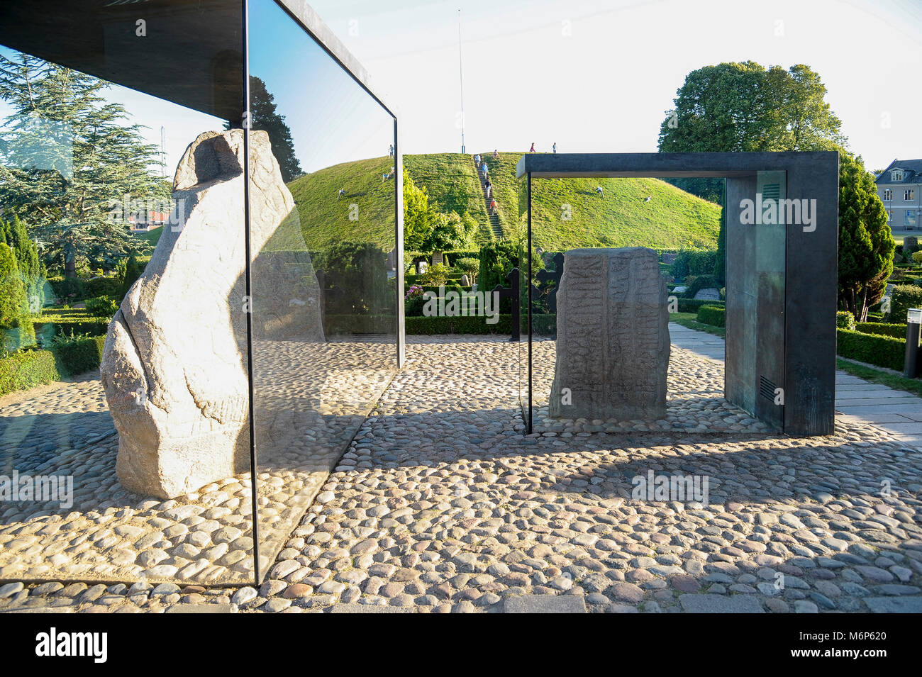 Massive geschnitzten runestones Jellingstenene (Jelling Steine) von X Jahrhundert, auf der linken Seite König Harald von der Bluetooth Gormsson runenstein von 983 in Erinnerung an Stockfoto