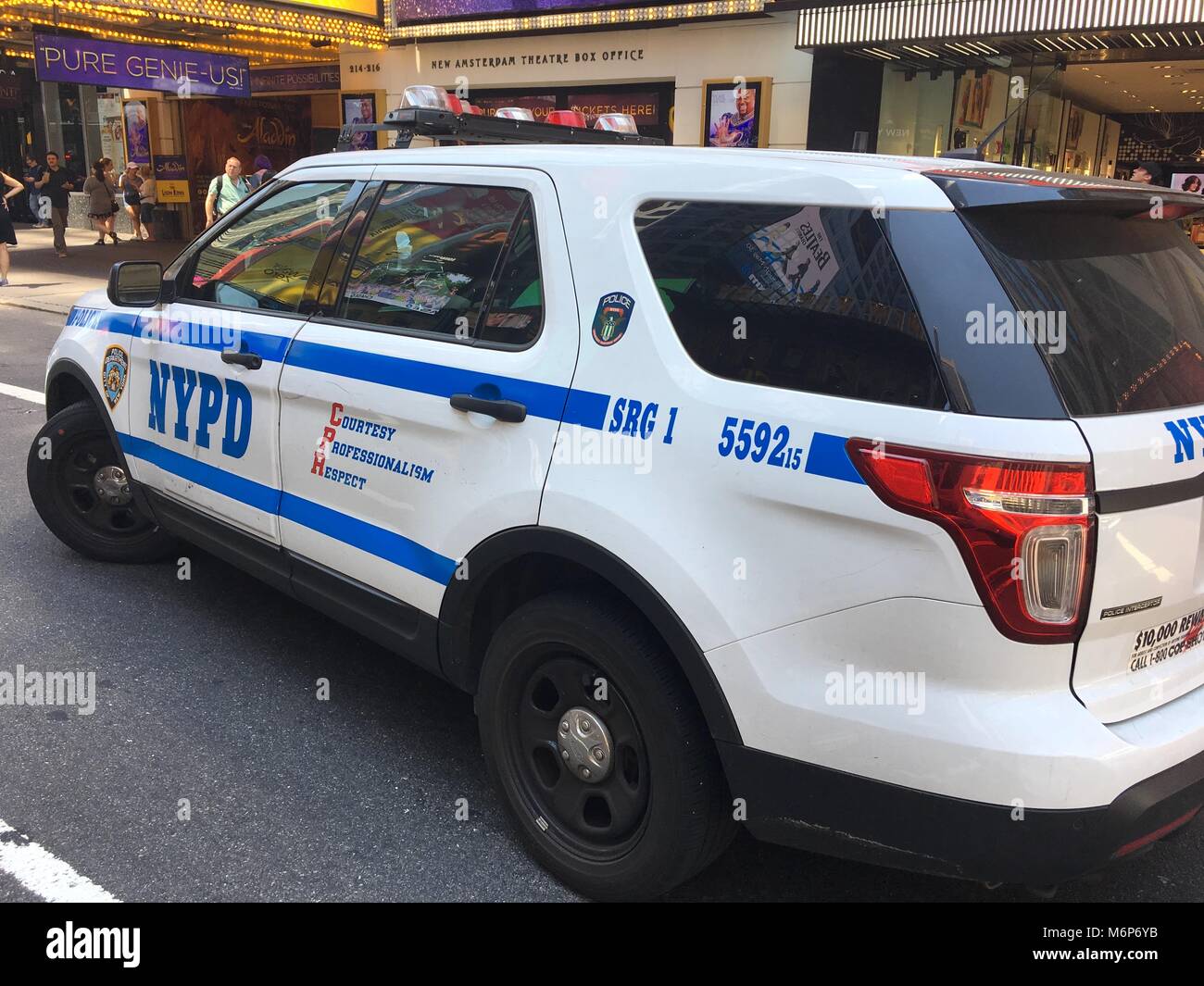 New York City - Mai 2017: Times Square Autounfall tötet und verletzt Fußgänger breaking news Szene in Manhattan. NYPD Polizei Streifenwagen Bausteine traff Stockfoto