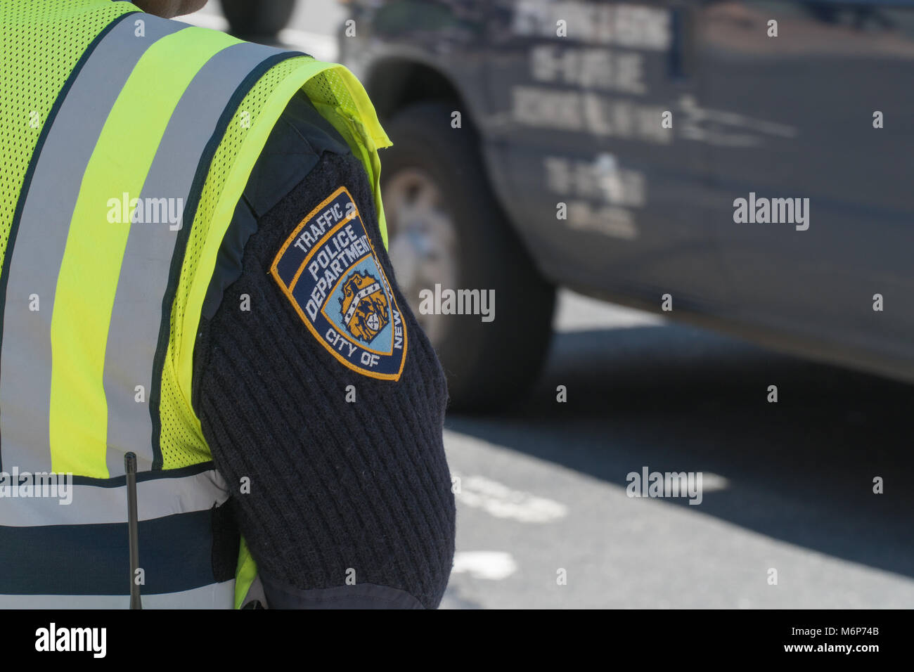 New York City - ca. 2016: NYPD Hülse patch Schild auf einem Verkehr Polizisten patrouillieren in Manhattan. Schützen Fußgänger öffentliche und Transport veh Stockfoto