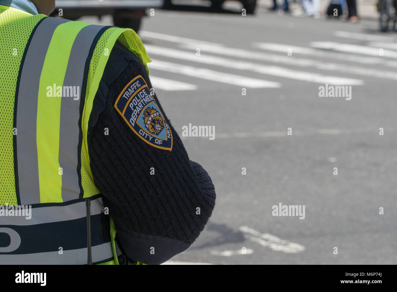 New York City, ca. 2017: NYPD Traffic Polizist Verkehr Regie während des morgendlichen Berufsverkehrs pendeln. Abzeichen Aufnäher auf dem Ärmel einheitlicher Stockfoto