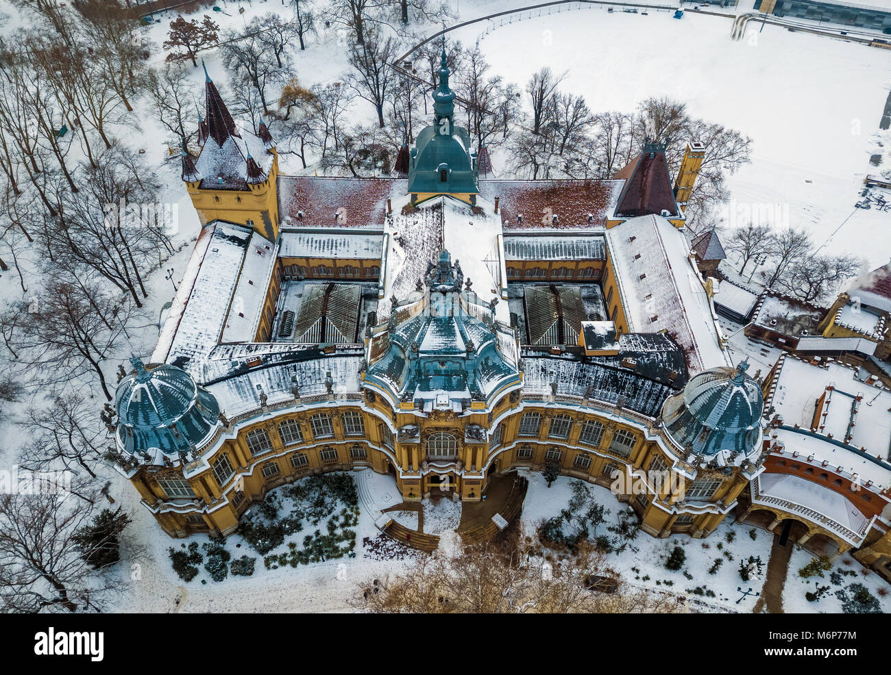 Budapest, Ungarn - Die schöne Museum der Ungarischen Landwirtschaft neben der Burg von Vajdahunyad in die verschneite Stadt Park (Varosliget) im Winter Stockfoto