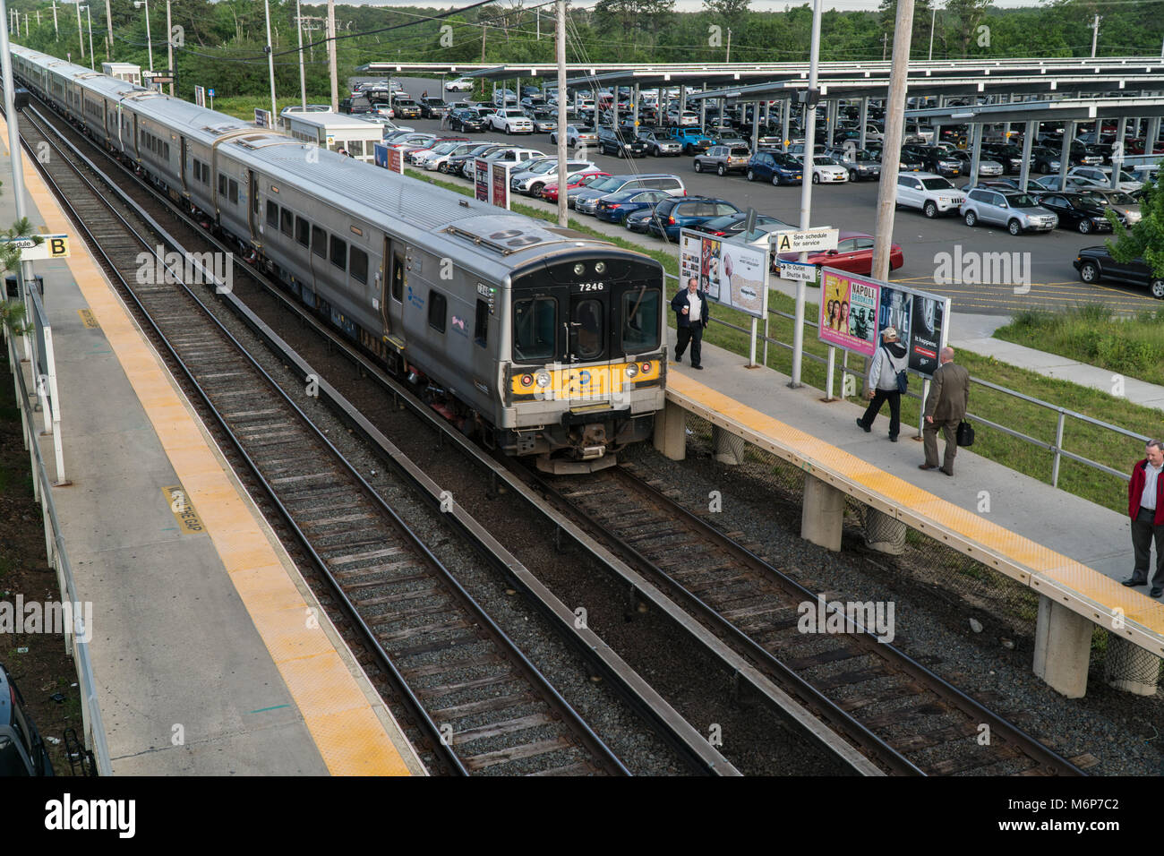 Long Island, NY - ca. 2017: Long Island Railroad LIRR Zug fahren lokale Station Plattform zu pendeln Passagiere Penn Station New York City reisen Stockfoto