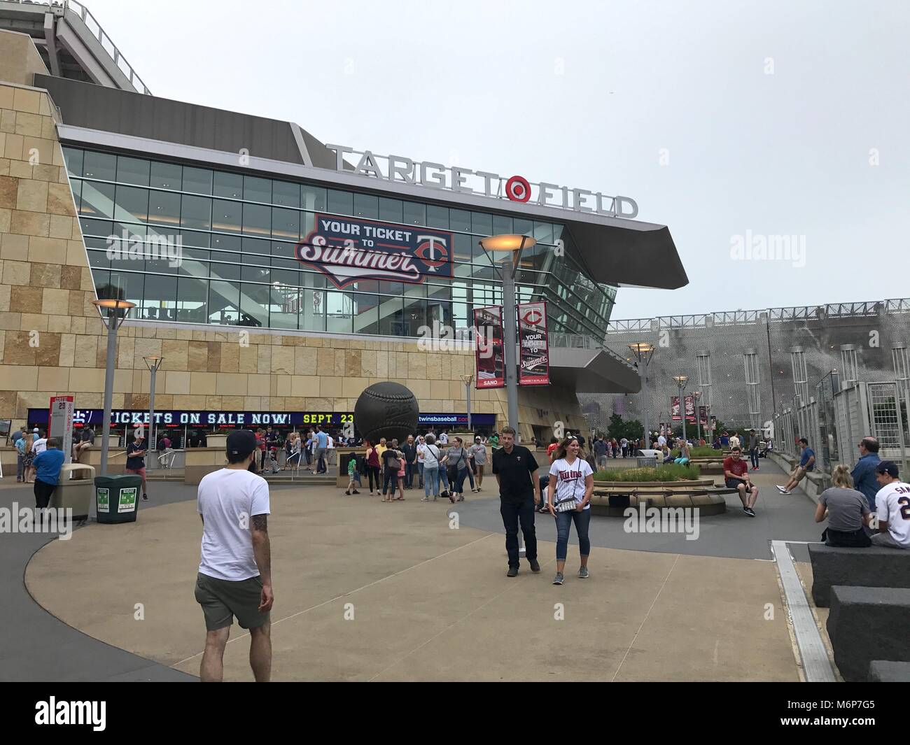 Minnesota, USA - ca. 2017: Zielfeld Baseball Stadium in Minneapolis. Tag Zeit außen vor dem Tore für Fans Stockfoto