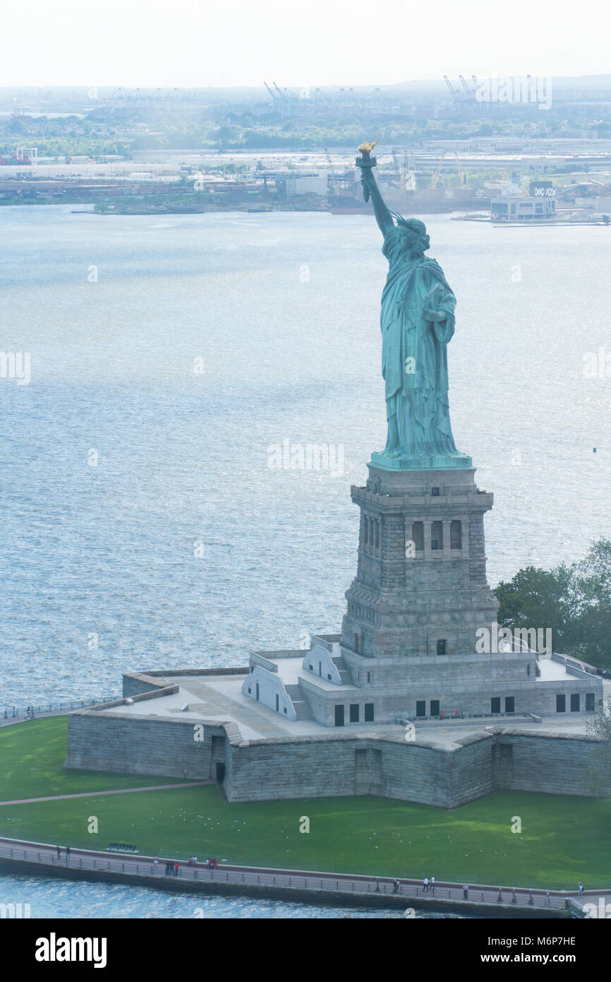 Luftbild Freiheitsstatue schweben über New York City Hafen sun Reflexion über Wasser. Schönen heißen Sommertag, Touristen besuchen Sie berühmte Sehenswürdigkeiten Symbo Stockfoto
