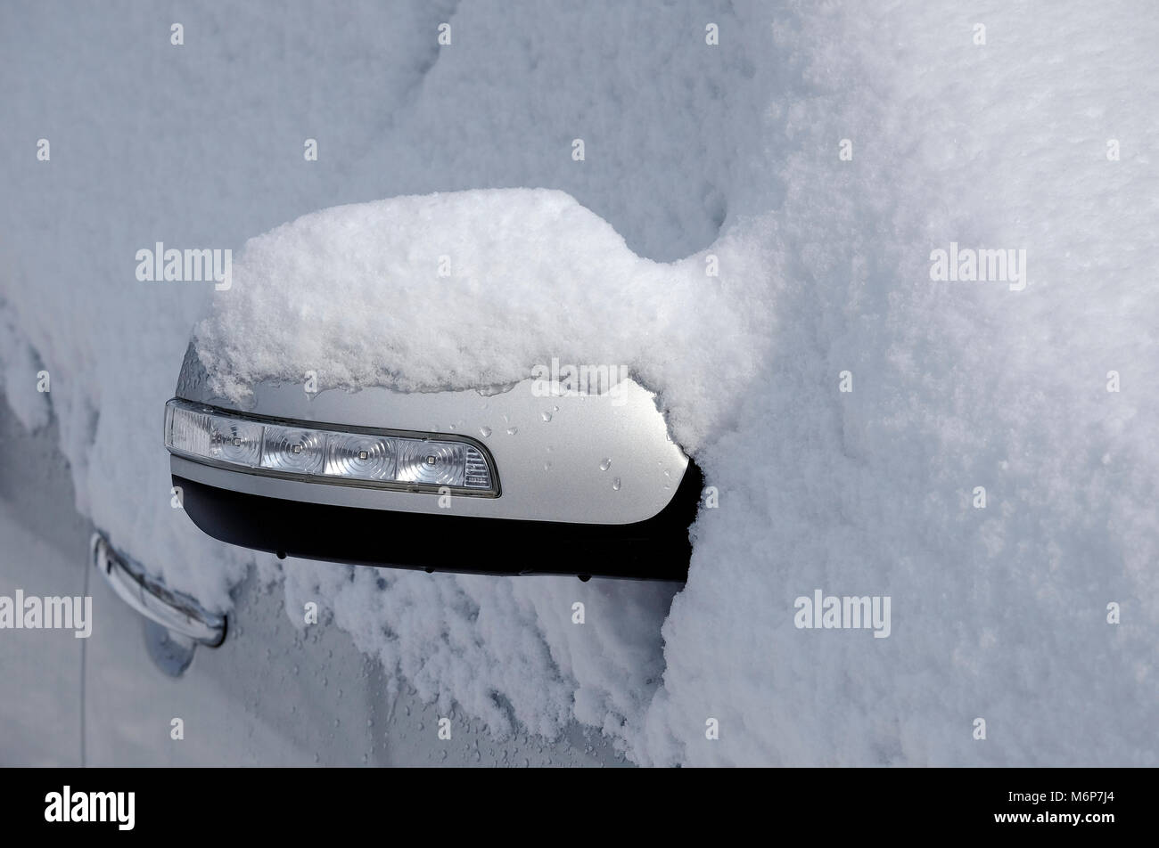 Fahrzeug im Winter Schnee, Norfolk, England Stockfoto