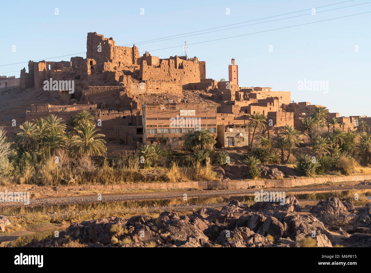 Lehmbau Wohnburg Kasbah Tifoultoute, Ouarzazate, Königreich Marokko, Afrika | Befestigte Lehmziegeln Kasbah von Tifoultoute, Ouarzazate, Königreich von Moro Stockfoto