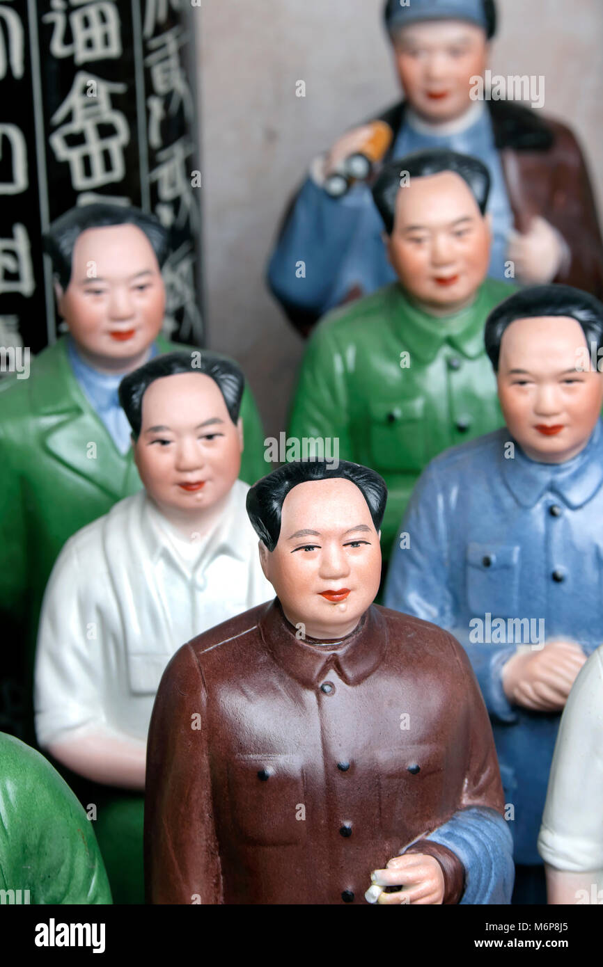 Souvenir keramische Figuren des Vorsitzenden Mao Zedong, Dongtai Road Antique Market, Shanghai, China Stockfoto