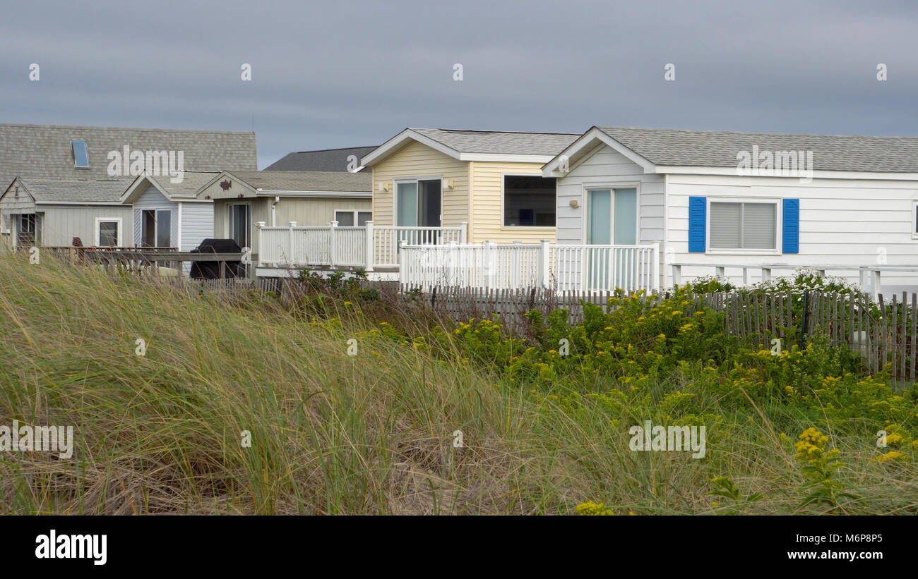 Generische Ocean Front Beach House condo Tag Zeit äußere. Luxus Immobilien entlang Sanddünen für den Sommer Home Ferienhäuser Lage Stockfoto