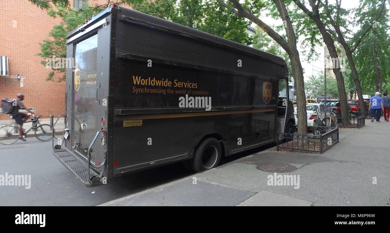 New York City, ca. 2017: UPS Worldwide Services - United Parcel Paket Lieferung Versand und Transport firma Lkw auf der Straße Stockfoto