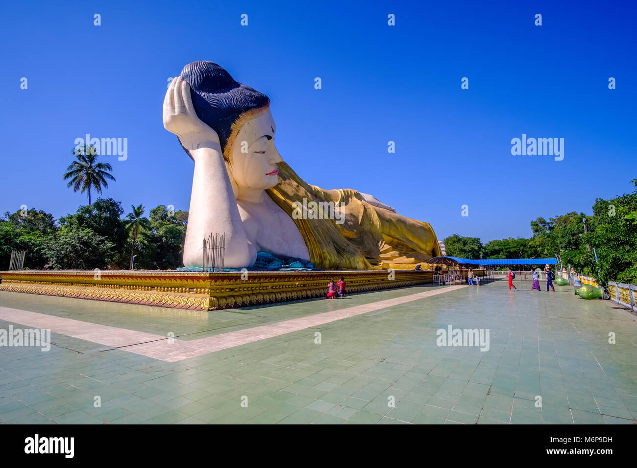 Die großen liegenden Buddha Statue Nya Thar Lyaung ist einer von vielen wichtigen religiösen Orte in der Stadt Stockfoto