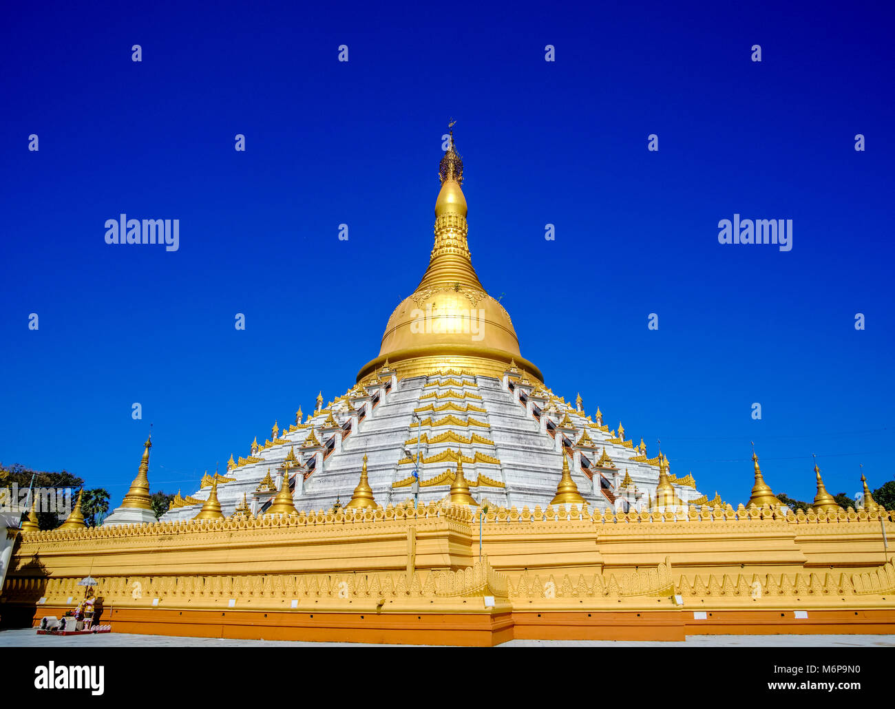 Die großen weißen Mahazedi Pagode ist eine von vielen wichtigen religiösen Orte in der Stadt Stockfoto