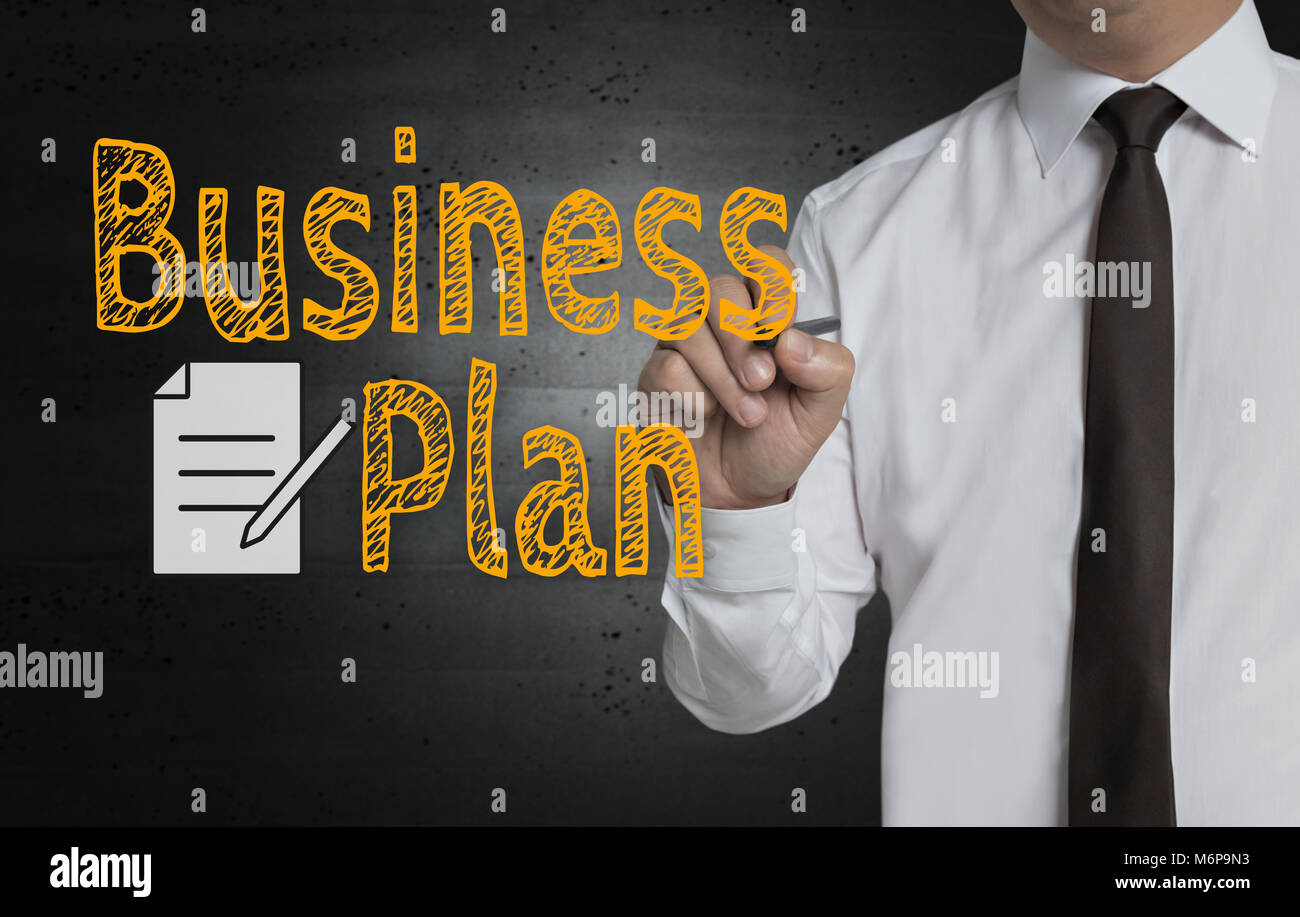 Business Plan wird durch Geschäftsmann auf dem Bildschirm geschrieben. Stockfoto