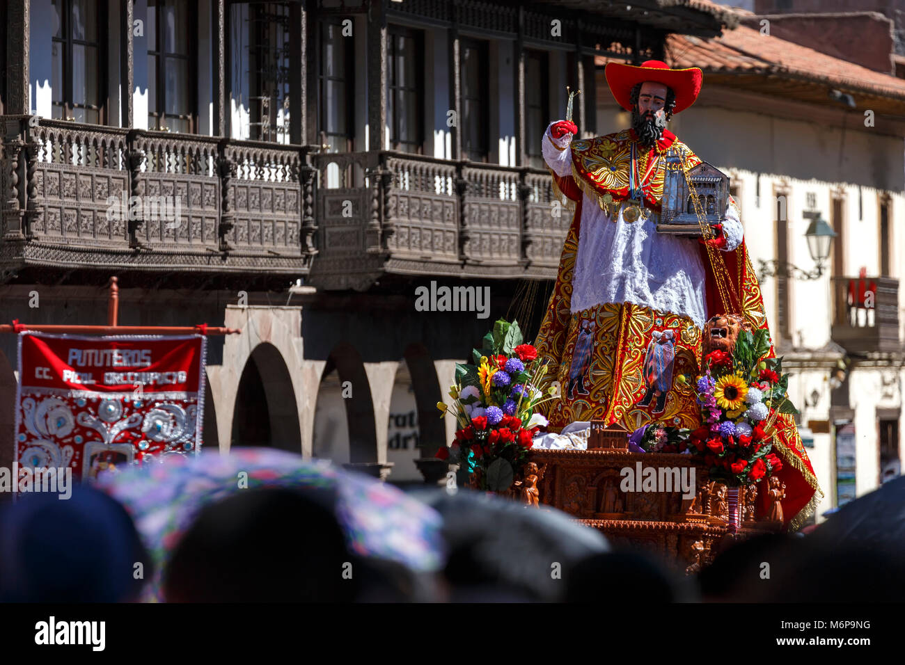 San Jeronimo (St. Geronimo) float vor dem La Compania (das Unternehmen) Jesuitenkirche, Prozession, Plaza de Armas, Fronleichnam, Feier, Cusco, Stockfoto