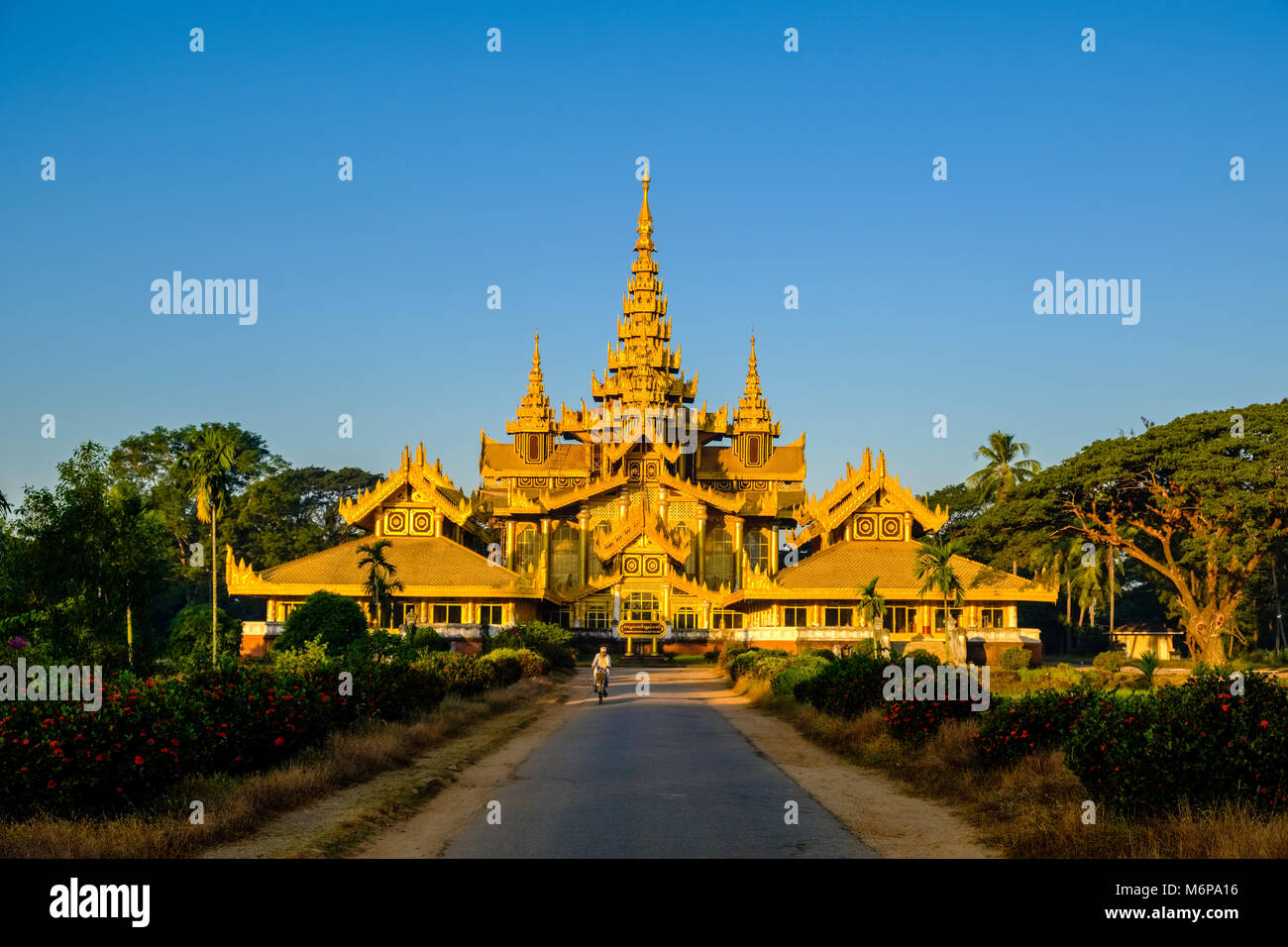 Die Kanbawzathadi Golden Palace ist eine Rekonstruktion der ursprünglichen Königlichen Palast, in einem Park gelegen Stockfoto