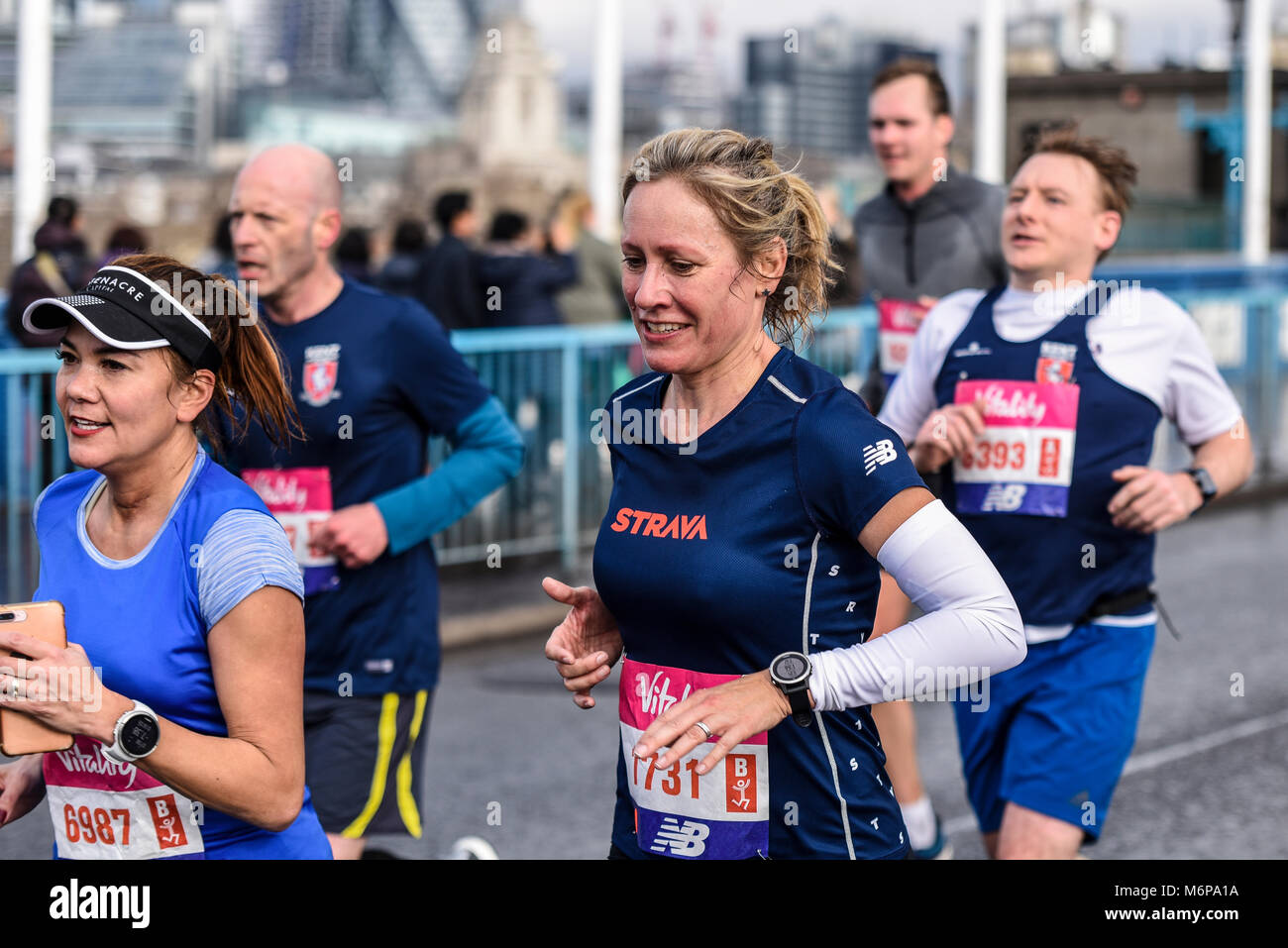 Sophie Raworth Fernsehmoderatorin läuft beim Vitality Big Halbmarathon über die Tower Bridge in London, Großbritannien Stockfoto