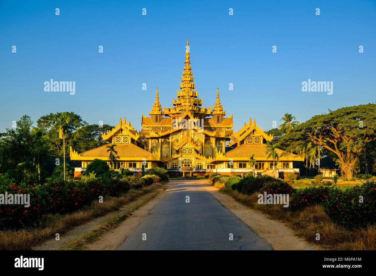 Die Kanbawzathadi Golden Palace ist eine Rekonstruktion der ursprünglichen Königlichen Palast, in einem Park gelegen Stockfoto