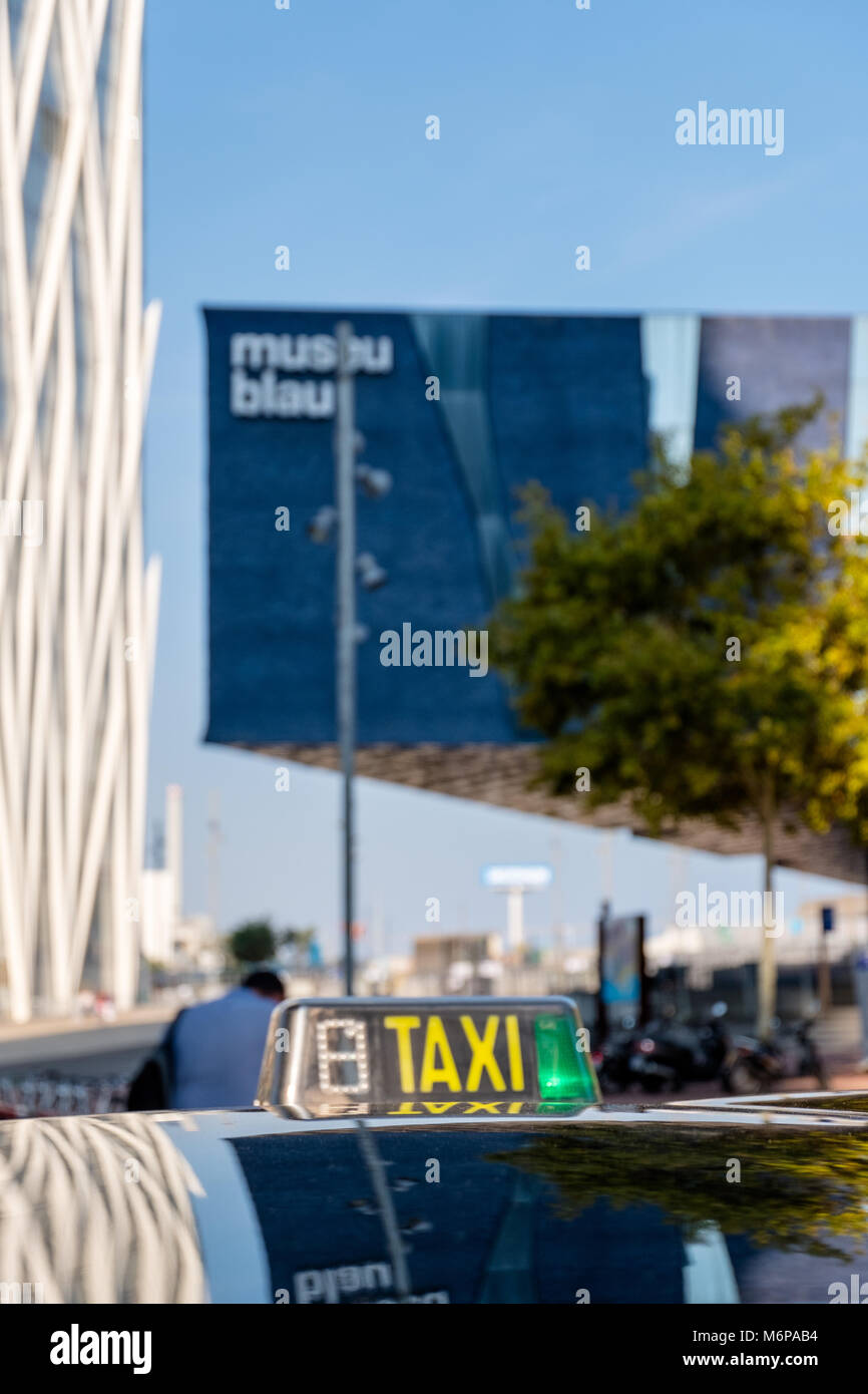 Barcelona, Spanien - 24. September 2017: Das Hochhaus Diagonal Zero Zero und die Blaue Museum der Naturwissenschaften (Museu Blau) werden in das Metall Dach eines Taxi wider. Beide Gebäude sind verkehrsberuhigten architektonische Sehenswürdigkeiten in Barcelona. Stockfoto