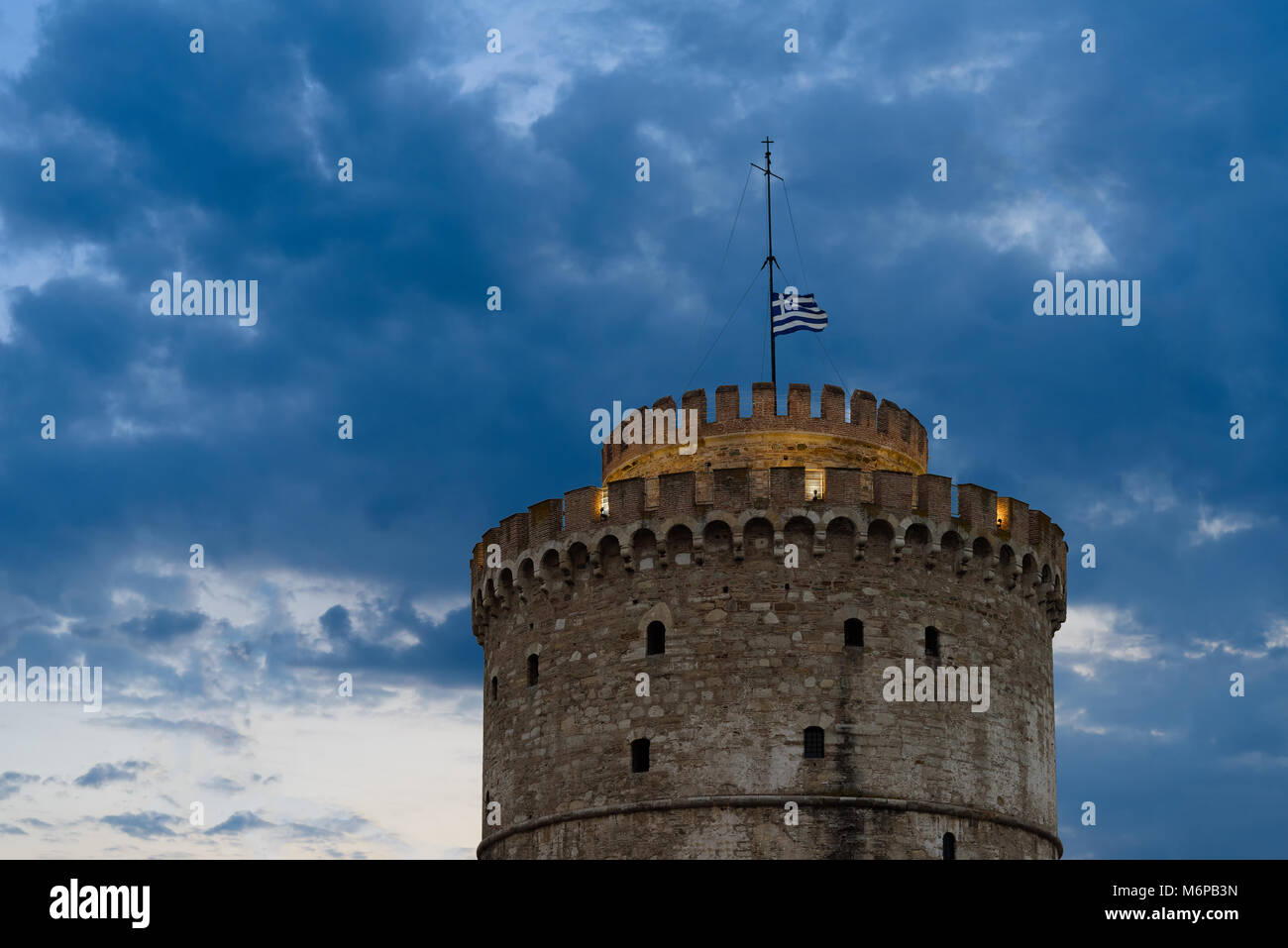 Die osmanischen Weißen Turm von Thessaloniki, Symbol der Thesalonika, Mazedonien, Griechenland mit Winkenden griechische Fahne auf die Oberseite bei Nacht Stockfoto