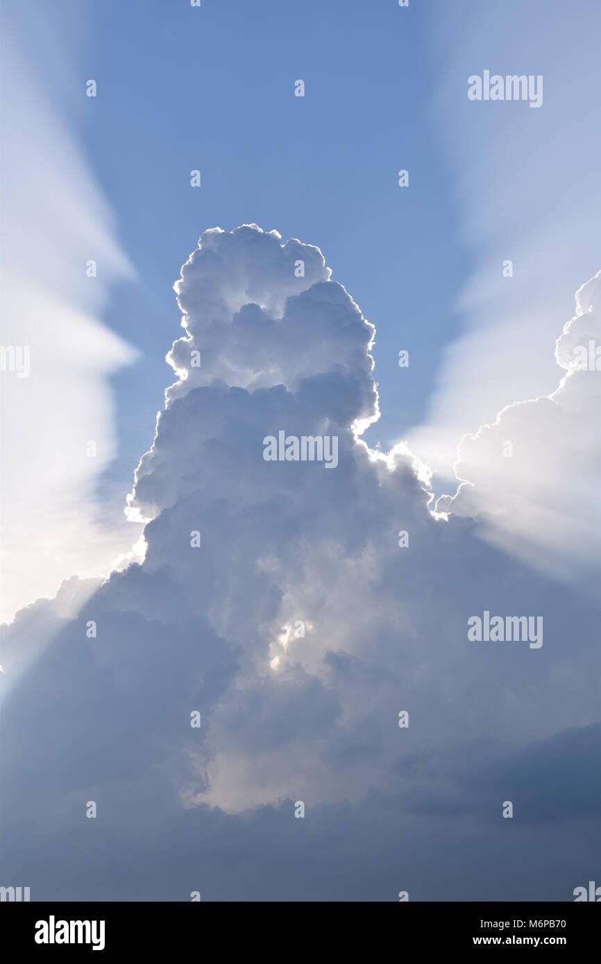 Interessante Wolkenbildung, Sonne hinter, in Reading, Großbritannien Stockfoto