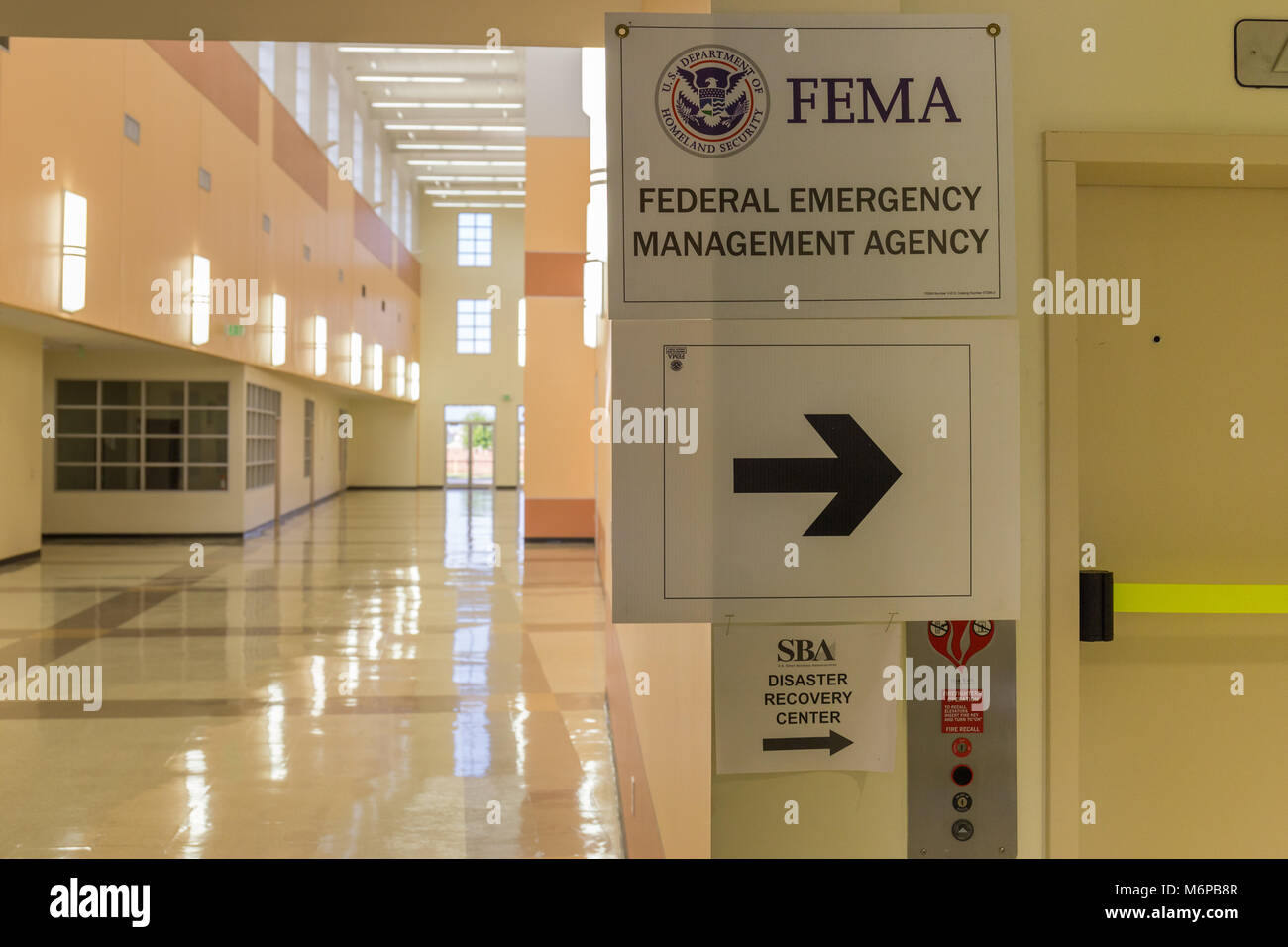 Schilder direkt Bewohner zu einem FEMA Disaster Recovery Center Stockfoto