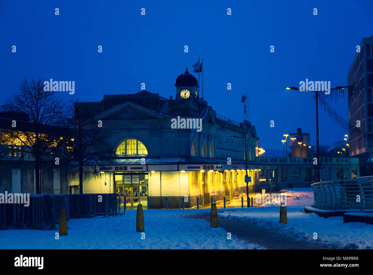 Cardiff Central Bahnhof in der Nacht Stockfoto