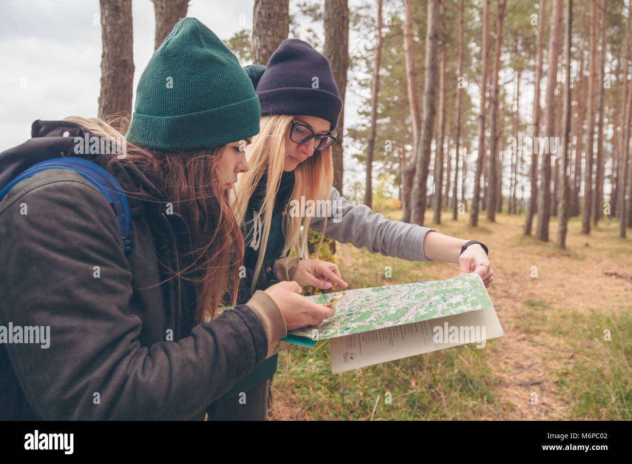 Reisende Frauen mit Karte und Kompass. Stockfoto