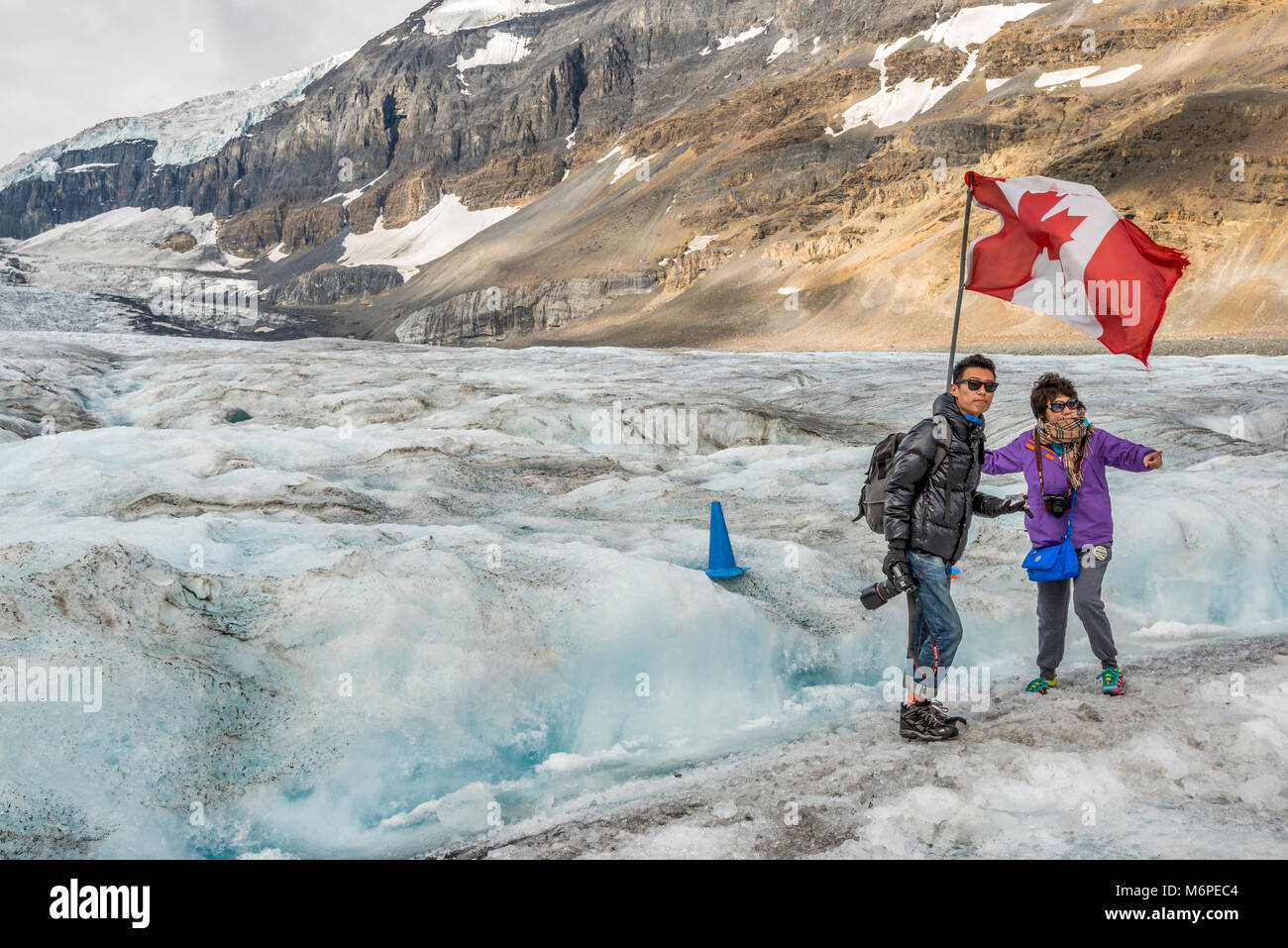 Besucher am Athabasca Glacier, Jasper National Park, Alberta, Kanada Stockfoto