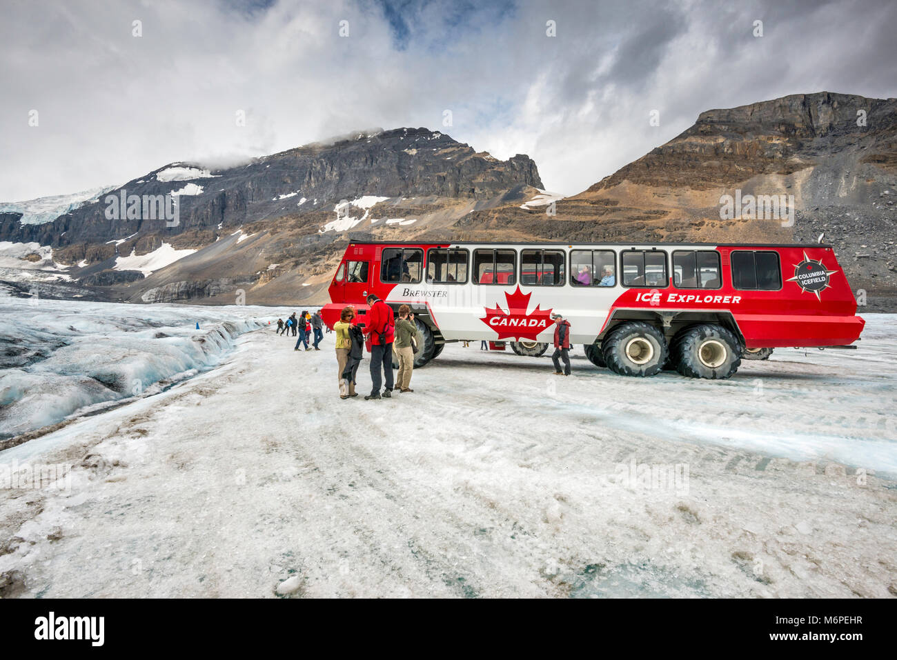 Besucher, Schnee, Trainer, am Athabasca Glacier, Jasper National Park, Alberta, Kanada Stockfoto