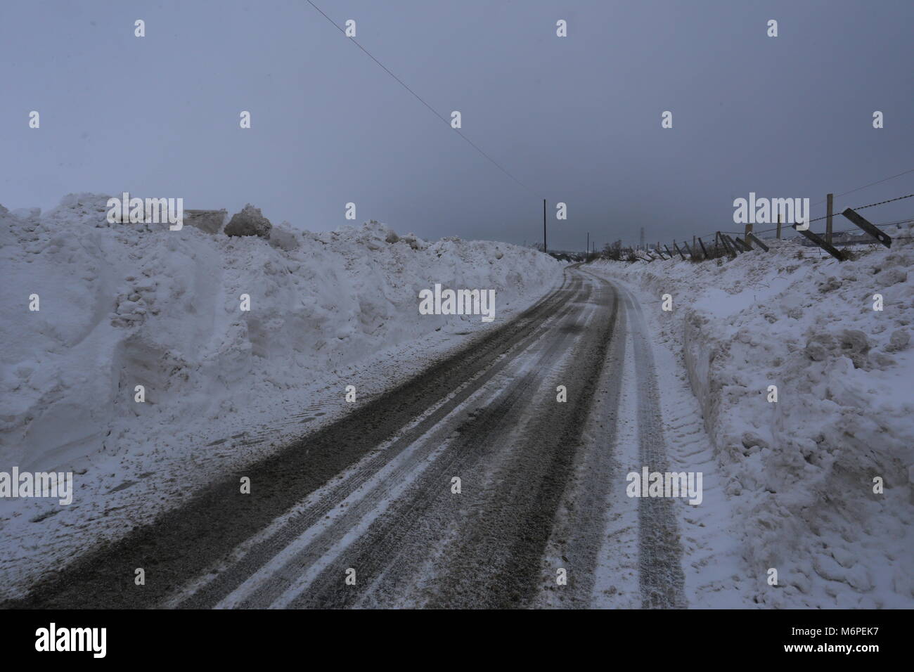 Kürzlich wiedereröffnete Straße zwischen Dronley und Birkhill nach durch Schneeverwehungen Angus Schottland März 2018 geschlossen werden können. Stockfoto