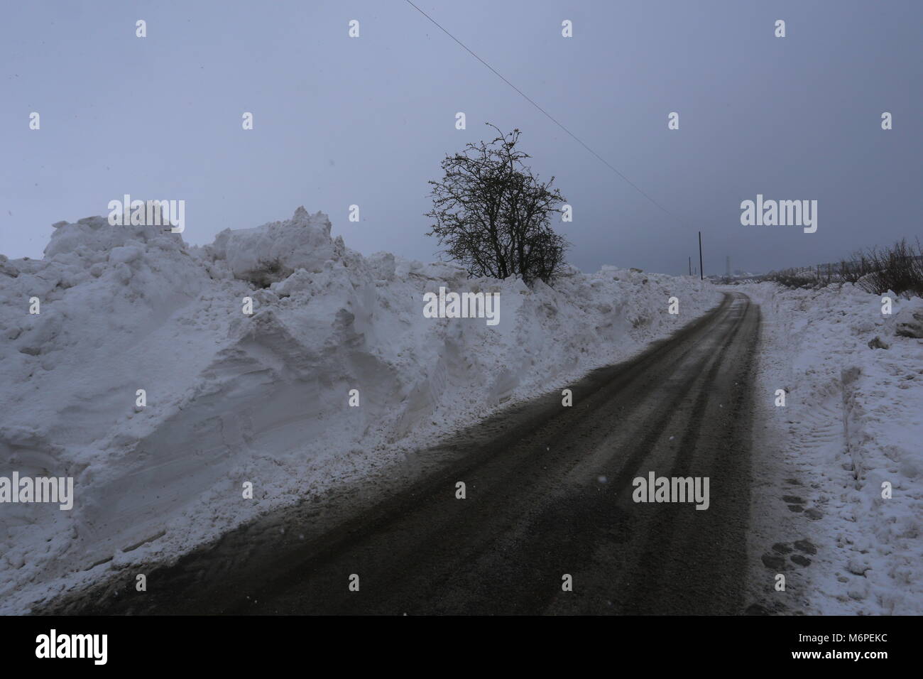 Kürzlich wiedereröffnete Straße zwischen Dronley und Birkhill nach durch Schneeverwehungen Angus Schottland März 2018 geschlossen werden können. Stockfoto