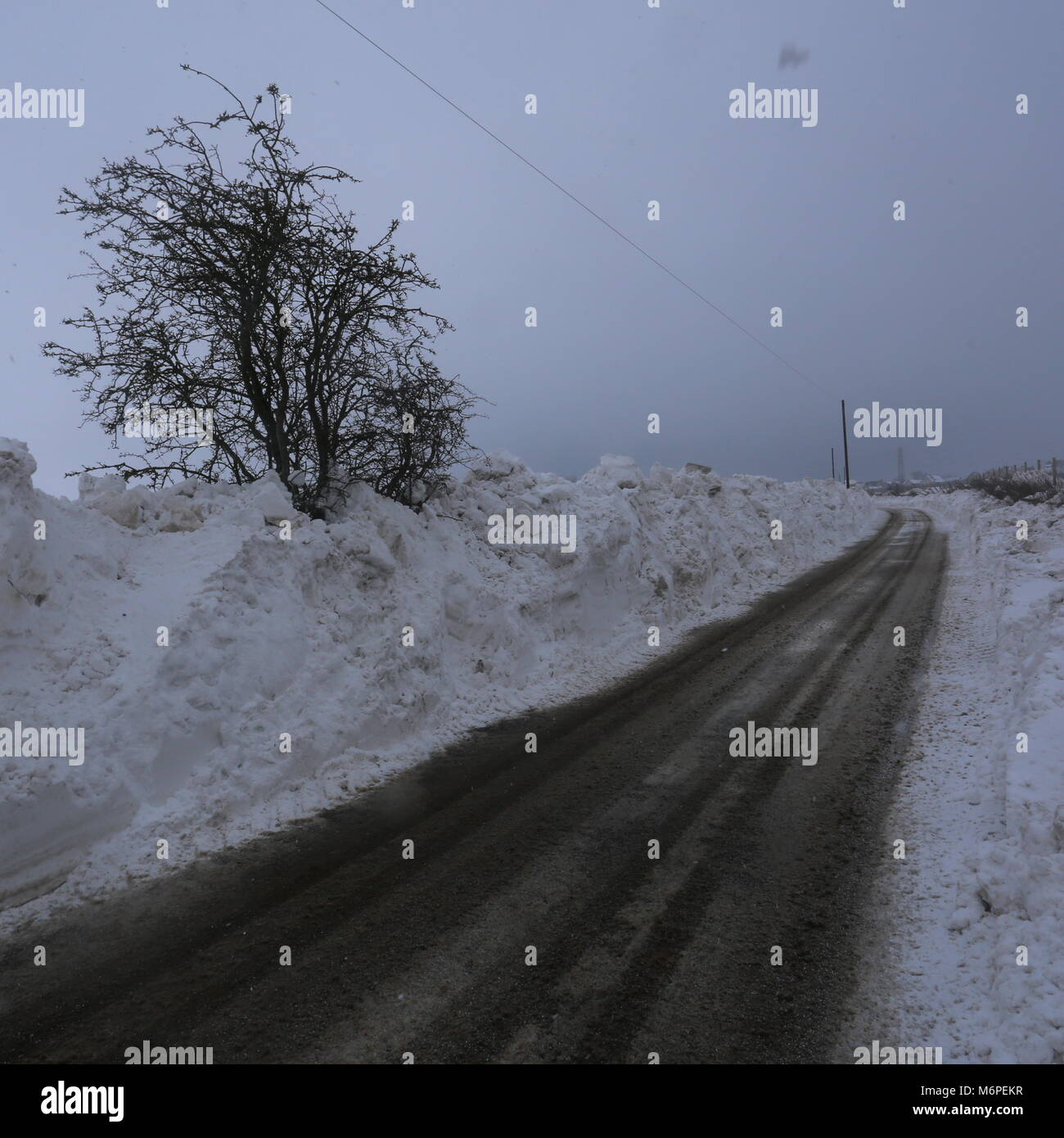 Kürzlich wiedereröffnete Straße zwischen Dronley und Birkhill nach durch Schneeverwehungen Angus Schottland März 2018 geschlossen werden können. Stockfoto