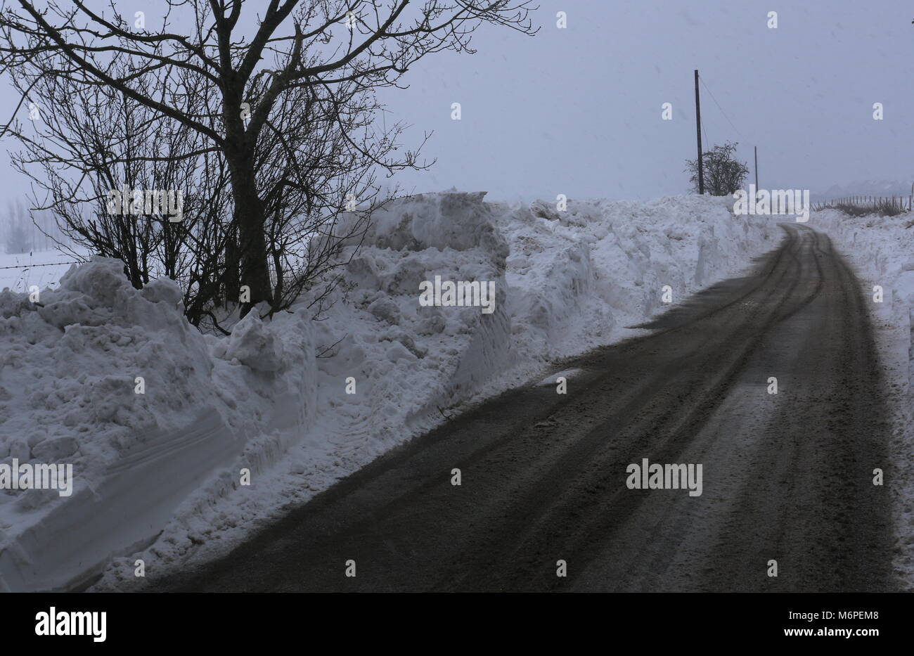 Kürzlich wiedereröffnete Straße zwischen Dronley und Birkhill nach durch Schneeverwehungen Angus Schottland März 2018 geschlossen werden können. Stockfoto