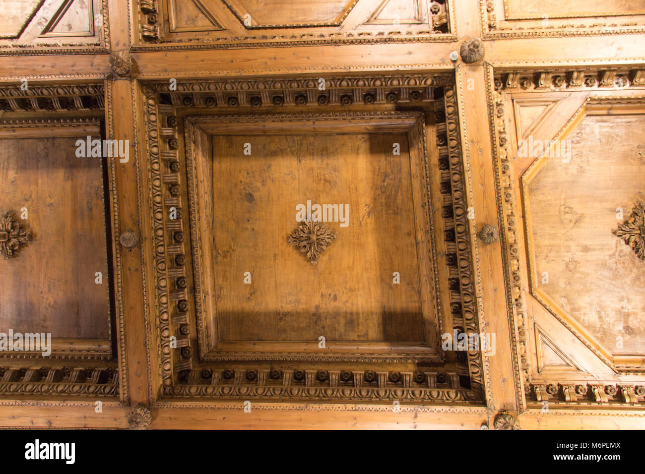 Italien, Florenz - 18. Mai 2017: Der Blick auf die holzdecke Fragment in der Halle von geographischen Karten des Palazzo Vecchio am 18. Mai 2017 in Florenz, Stockfoto