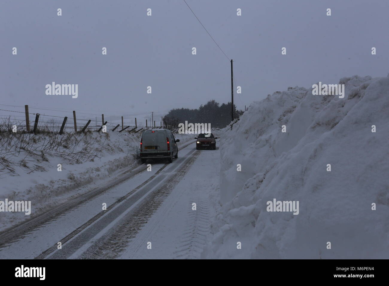 Kürzlich wiedereröffnete Straße zwischen Dronley und Birkhill nach durch Schneeverwehungen Angus Schottland März 2018 geschlossen werden können. Stockfoto