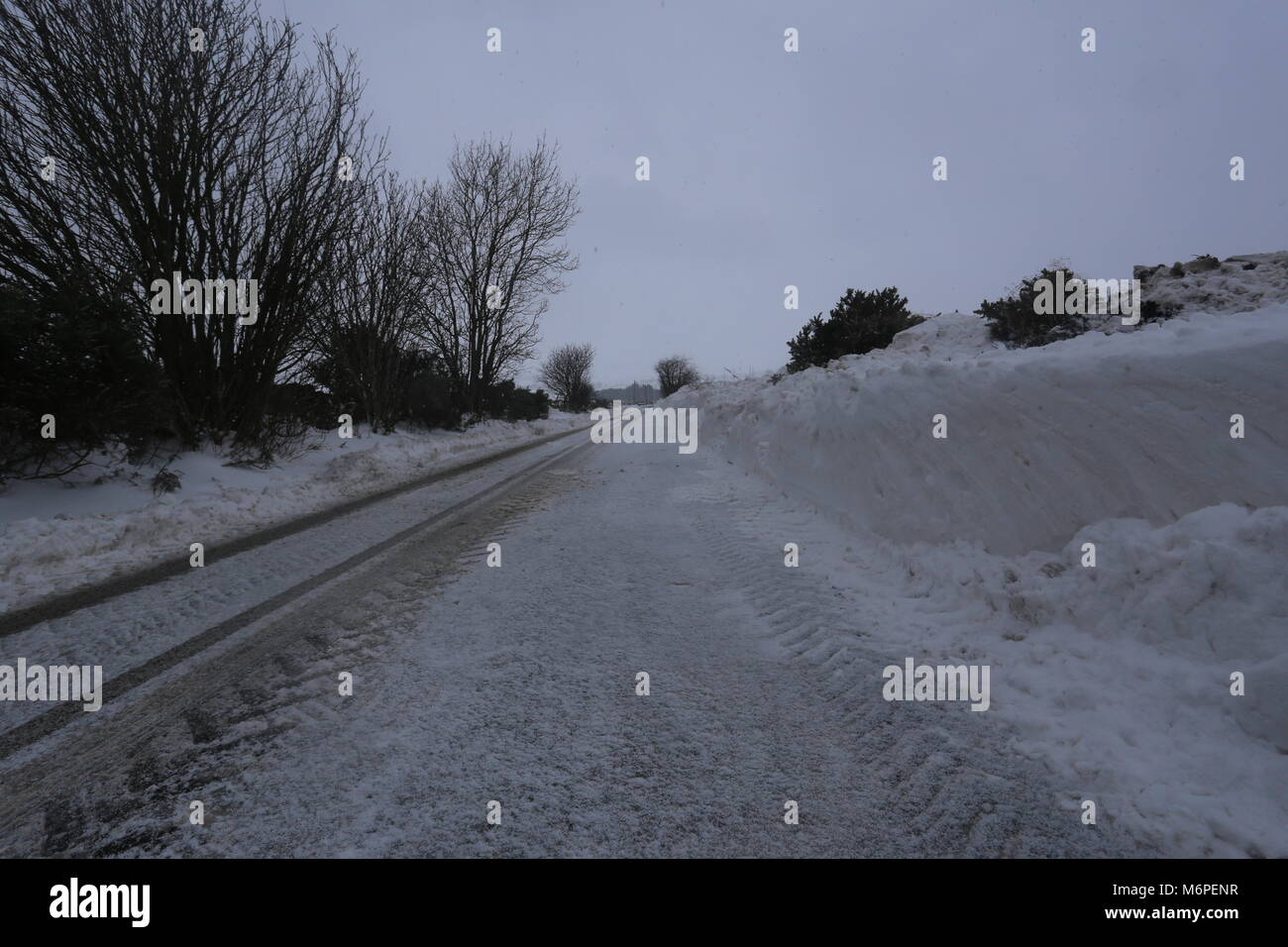 Kürzlich wiedereröffnete Straße zwischen Dronley und Birkhill nach durch Schneeverwehungen Angus Schottland März 2018 geschlossen werden können. Stockfoto