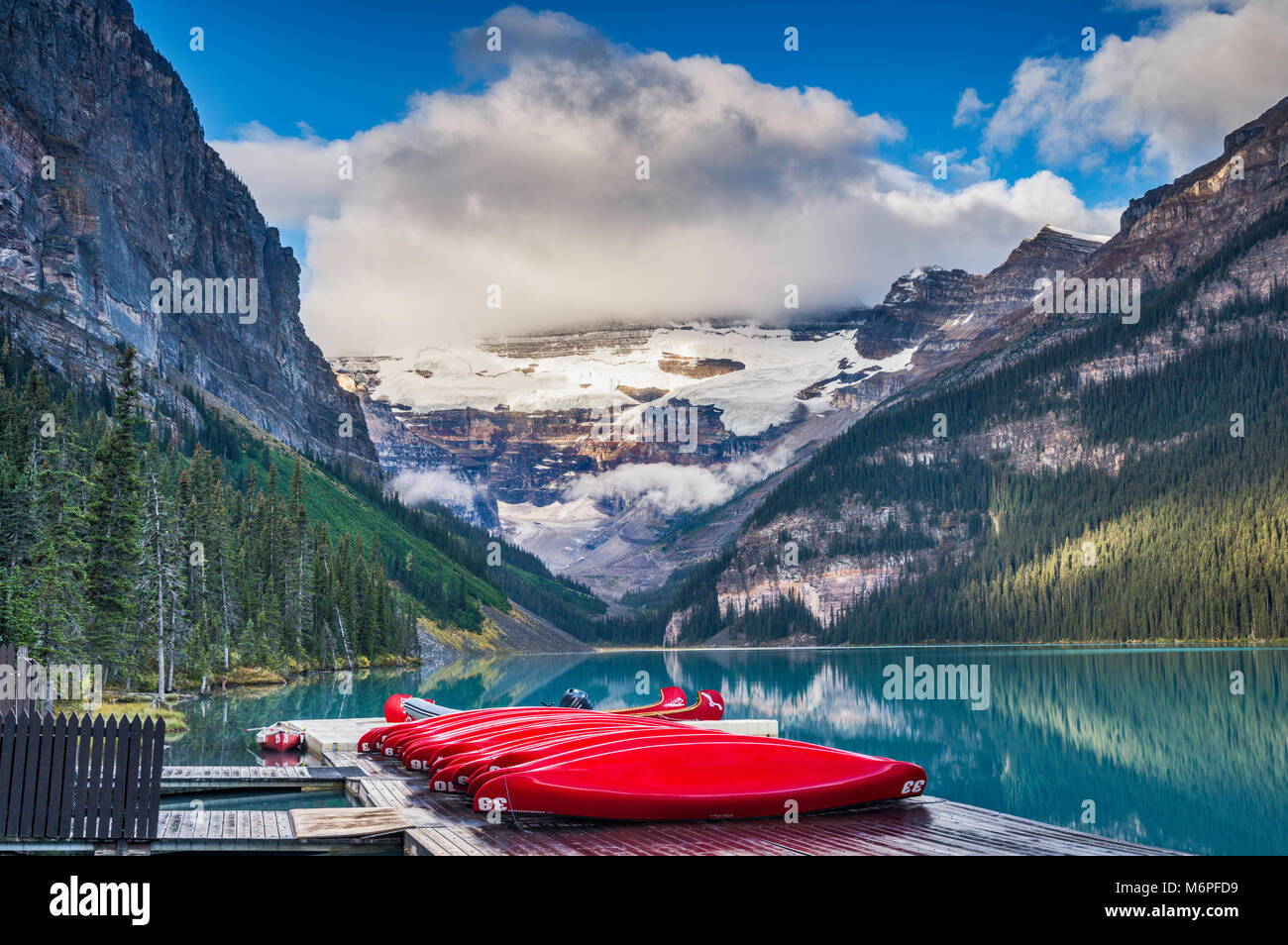 Mount Victoria in Wolken über Lake Louise, rot Kanus auf Deck, kanadischen Rocky Mountains, Banff National Park, Alberta, Kanada Stockfoto