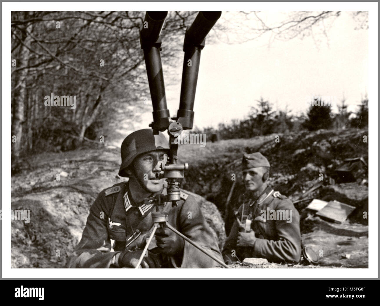 Vintage 1940er Jahre WW2 Bild von deutschen Wehrmachtssoldaten mit Feld Spotting optischen binokularen Periskop in Aktion an der deutschen Grenze Französisch Stockfoto