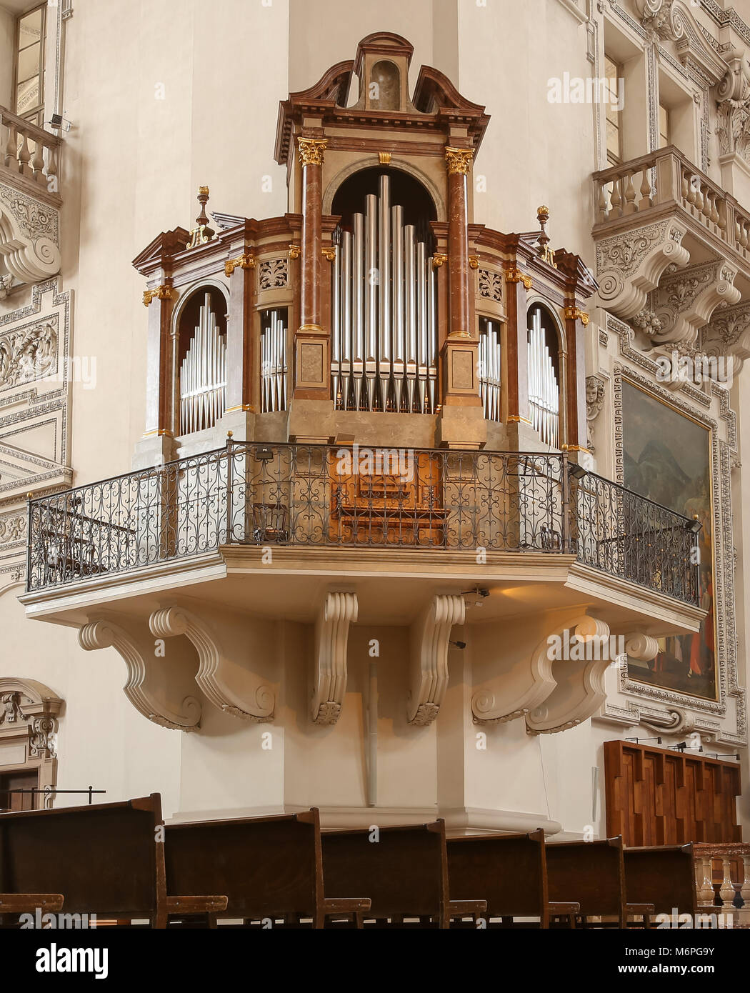 Kirche Orgel an der Wand des Salzburger Domes. Stockfoto