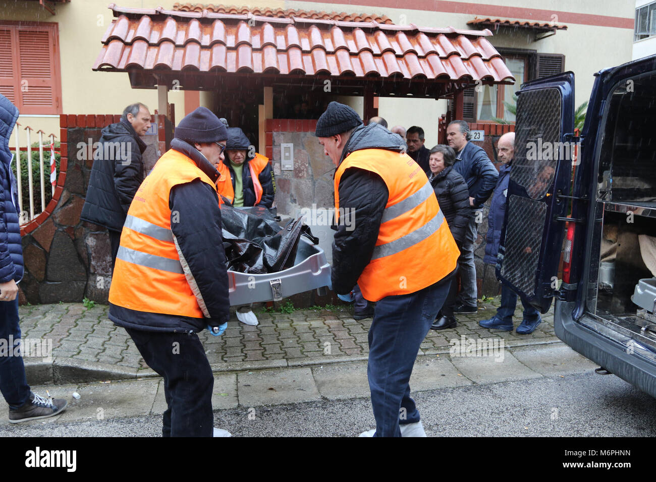 Mugnano Di Napoli, Italien. 05 Mär, 2018. Eine Frau, Tiziana Capasso, schob ihre betagte Mutter von der Treppe des Hauses, wo sie lebten und dann vom Balkon aus. Quelle: Fabio Sasso/Pacific Press/Alamy leben Nachrichten Stockfoto