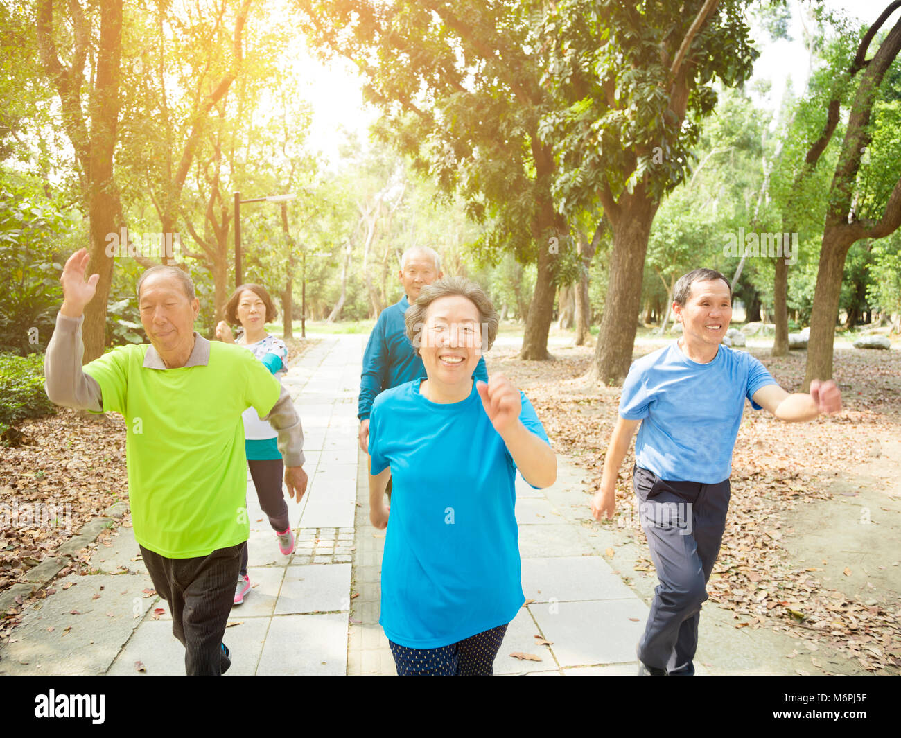 Happy Senior Group Walking im Park Stockfoto