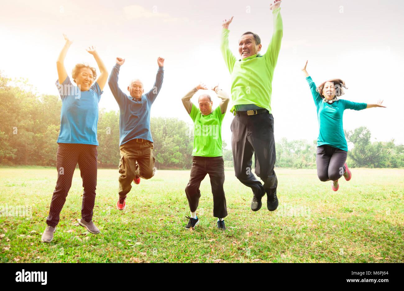 Happy Senior Group Freunde springen und Spaß haben Stockfoto