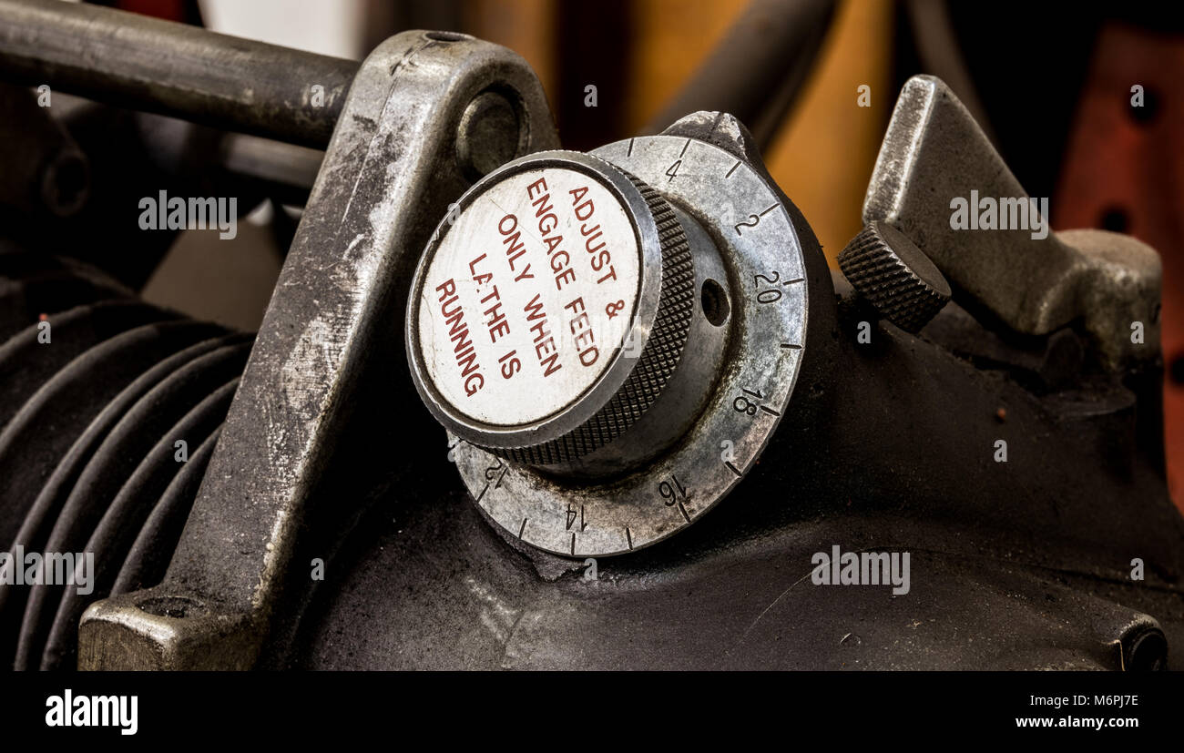 Vintage antik automotive Maschinenhalle bremse Drehmaschine feed Meßuhr und Hebel Stockfoto