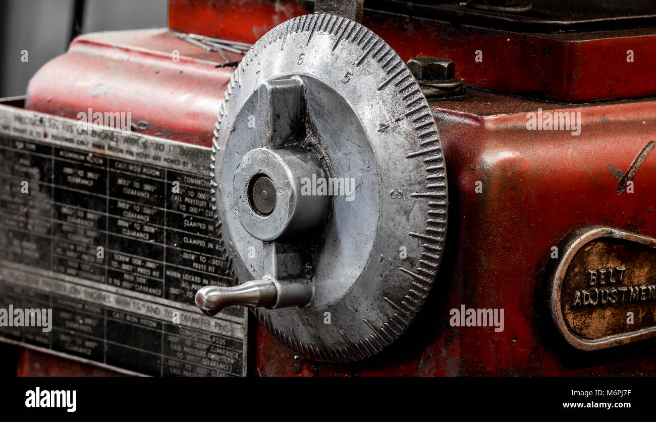 Vintage antik automotive Maschinenhalle Honmaschine Meßuhr Rad und Hand mit grössentabelle Kurbel Stockfoto
