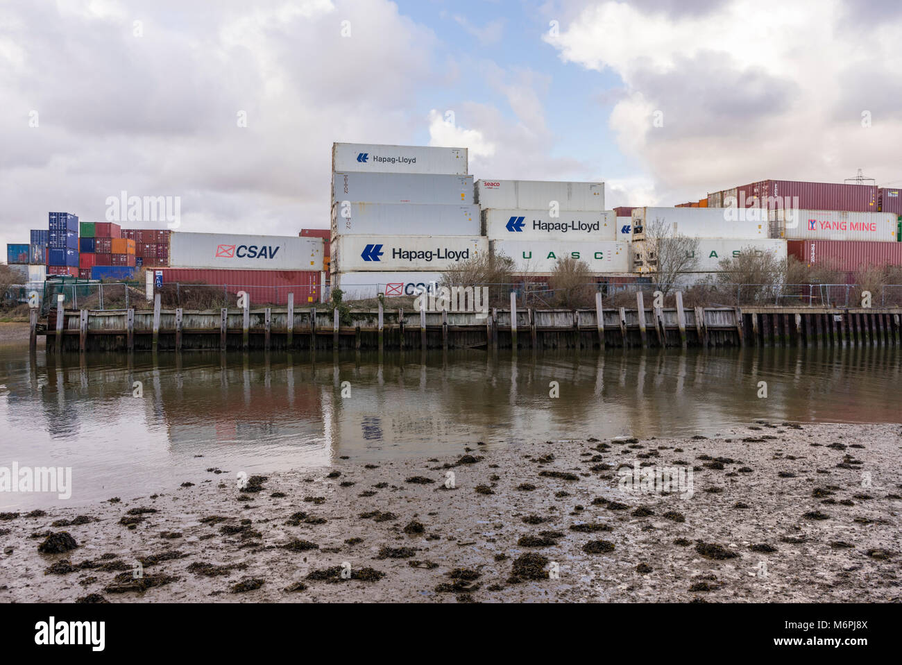 Gestapelte Container im Eling entlang des Flusses Test in der Nähe von Southampton, England, Großbritannien Stockfoto