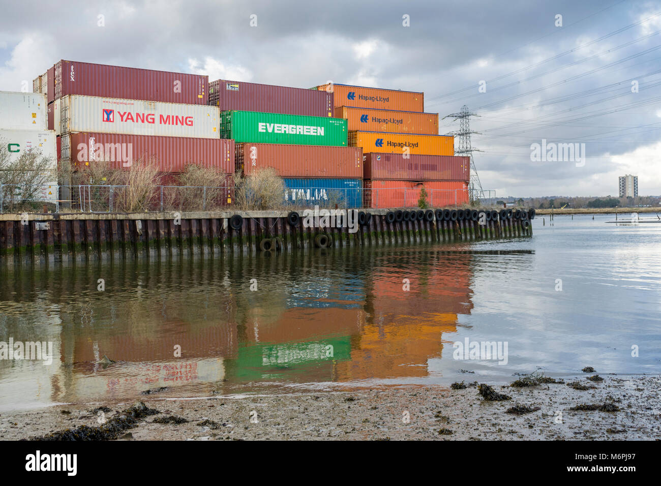 Gestapelte Container im Eling entlang des Flusses Test in der Nähe von Southampton, England, Großbritannien Stockfoto