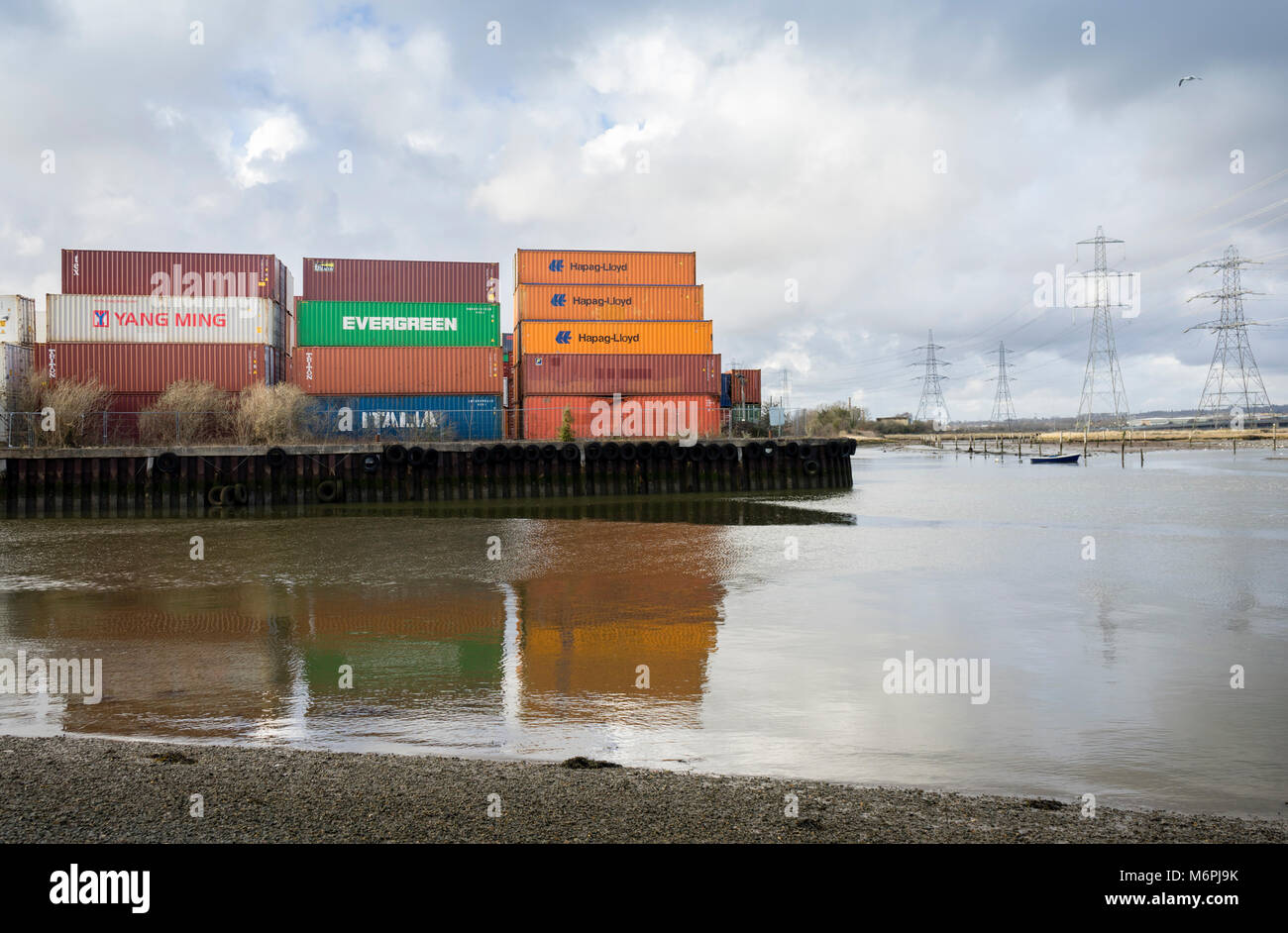 Gestapelte Container im Eling entlang des Flusses Test in der Nähe von Southampton, England, Großbritannien Stockfoto