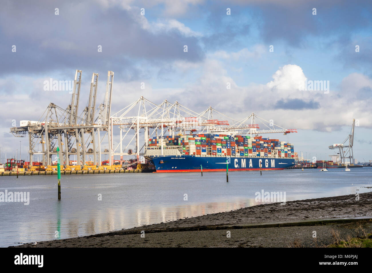 Blick über den Fluss Test zu Southampton Hafen/Docks mit einem Container/Frachtschiff entladen/2018 ausgelagert, Eling, Hampshire, England, Großbritannien Stockfoto