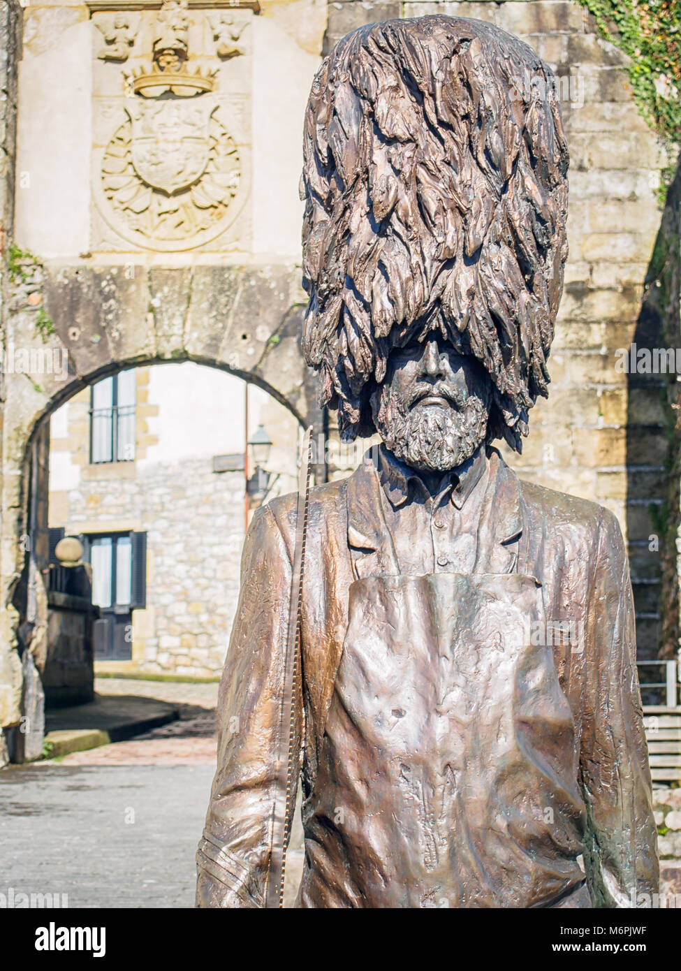 HONDARRIBIA, SPANIEN - 15. FEBRUAR 2018: Bronzestatue von bärtigen Hondarriban Soldat ('Hatxeroa') in bärenfellmütze Hut mit einer Säge. Stockfoto