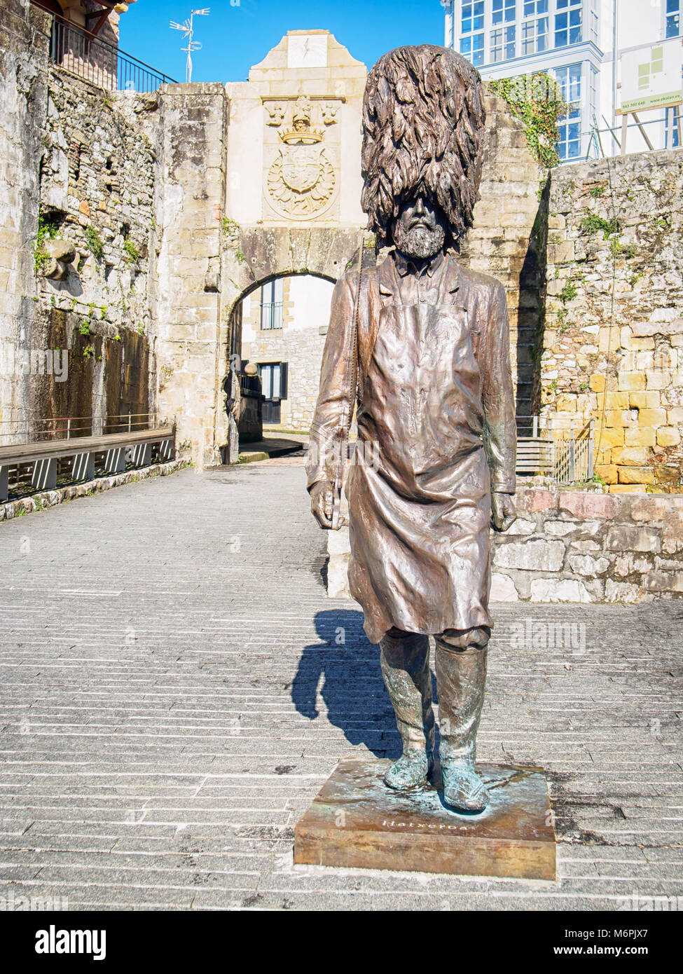 HONDARRIBIA, SPANIEN - 15. FEBRUAR 2018: Bronzestatue von bärtigen Hondarriban Soldat ('Hatxeroa') in bärenfellmütze Hut mit einer Säge. Stockfoto