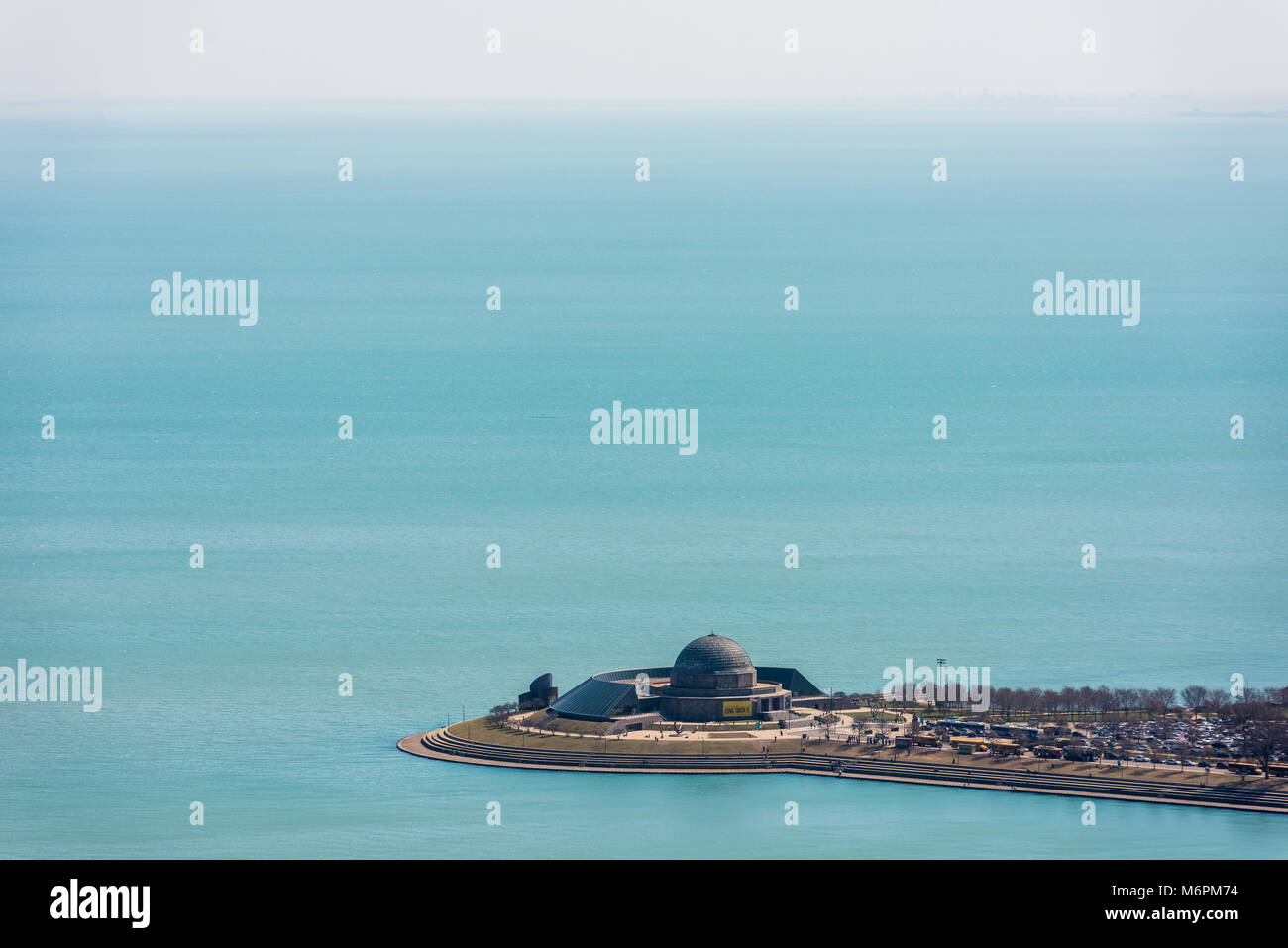 Luftaufnahme der Adler Planetarium und Lake Michigan Stockfoto